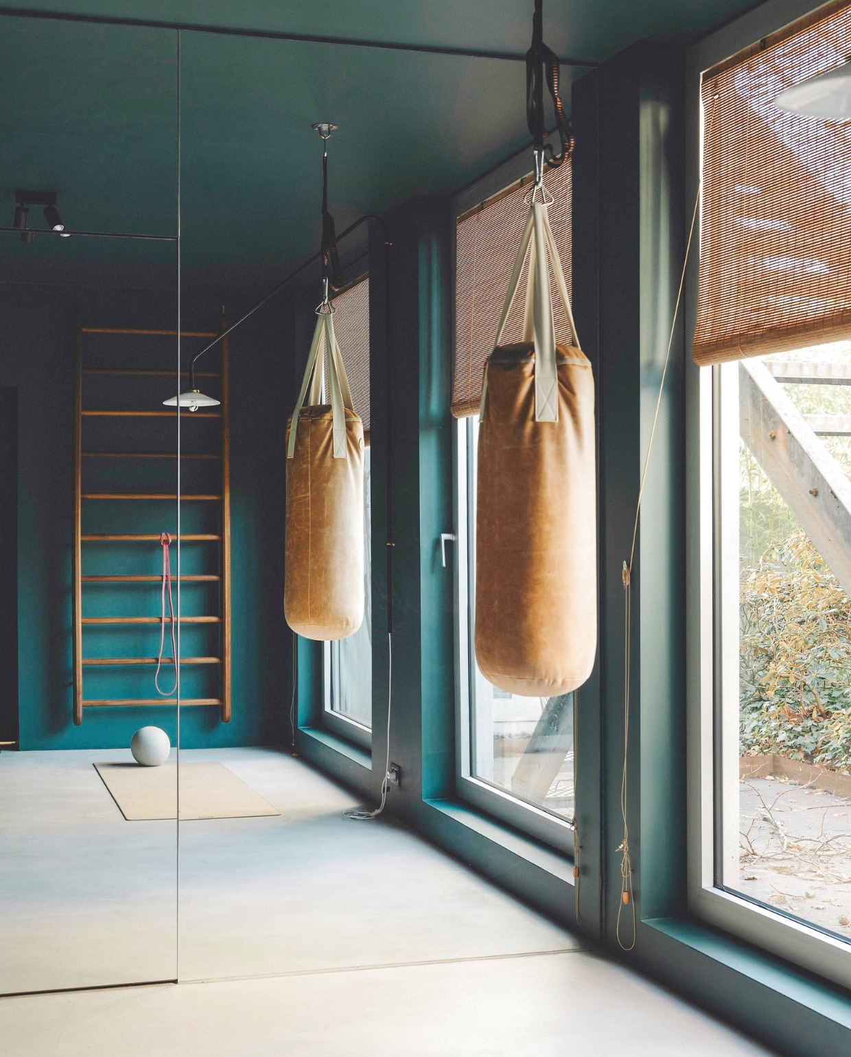 In de dennengroene fitness- en saunaruimte is het fijn ontspannen en inspannen. Stijlvol Wonen 03-2025 | Fotografie Stie De Neve | Tekst Maya Toebat