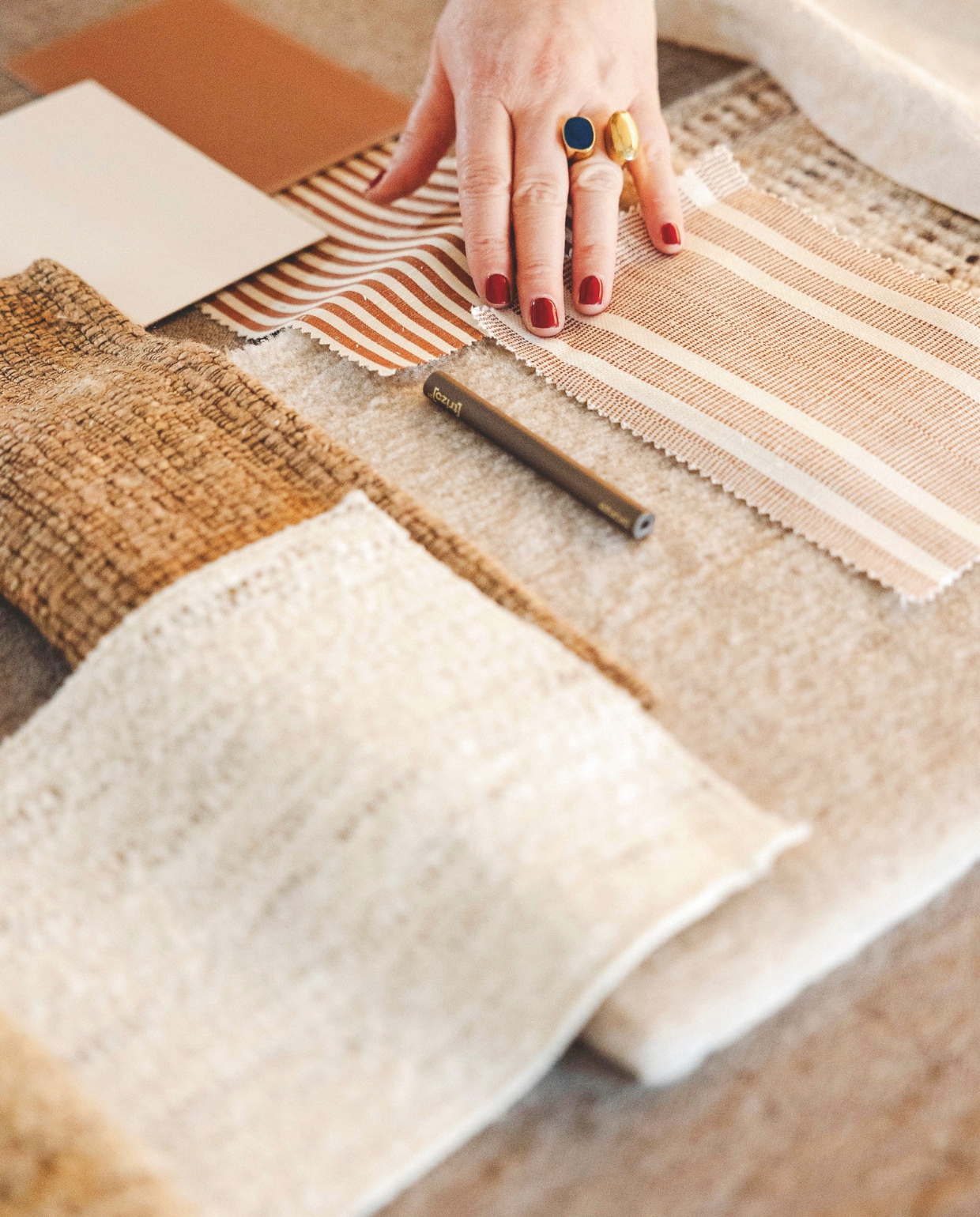 Als kind uit een textielfamilie is Geraldine gevoelig voor stoffen. Voor elke klant maakt ze een persoonlijke selectie van meubels, stoffen en tapijten. Stijlvol Wonen 03-2025 | Fotografie Stie De Neve | Tekst Maya Toebat