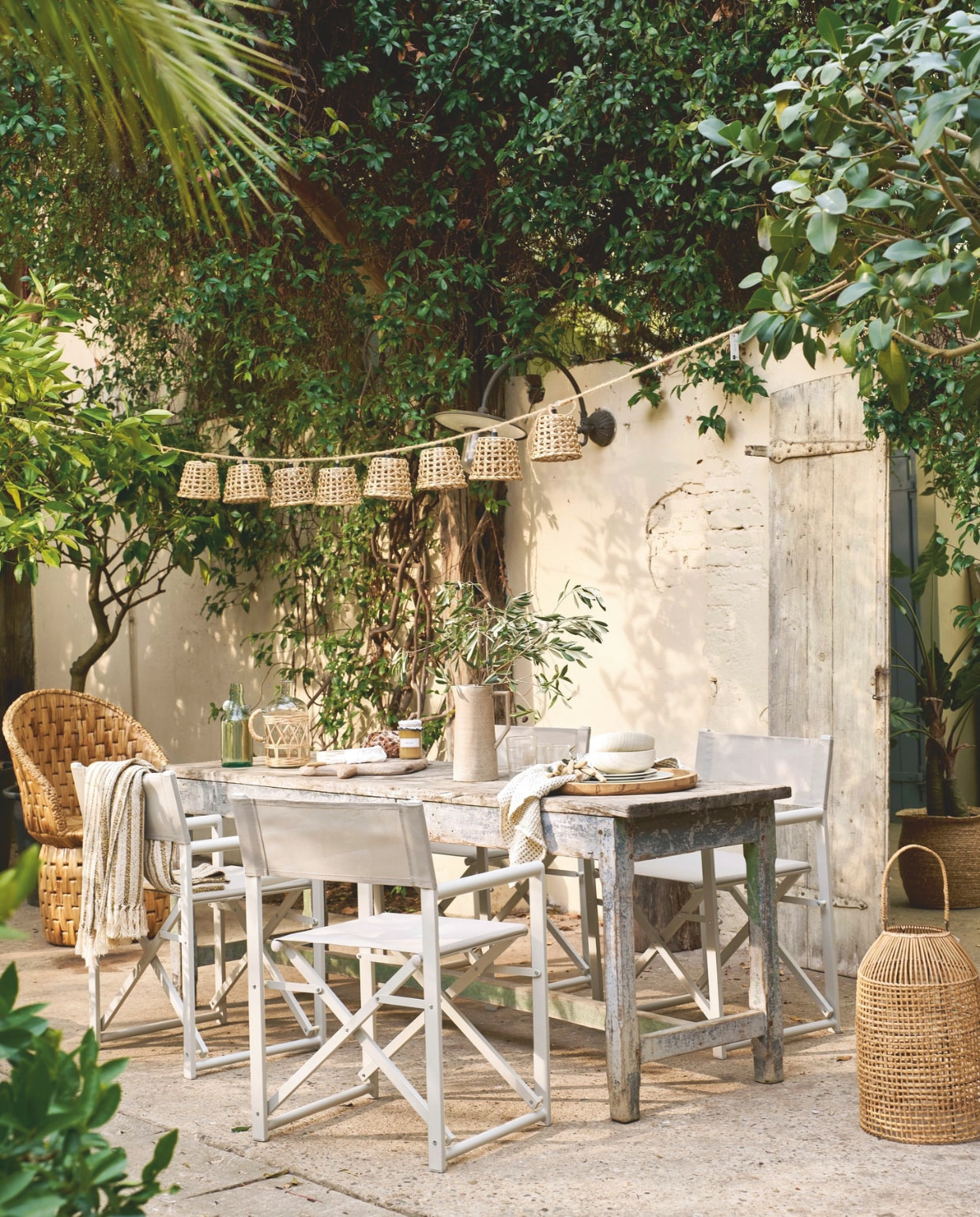 Stoel Director, aluminium en stof in Dust, 56x49x81 cm (bxdxh) € 99,99. m.m.v.: nordal.dk (gevlochten stoel, servies, theedoek), Iblaursen.nl (gevlochten lampion)madamstoltz.nl (gevlochten plantenpot, plaid, lichtsnoer, houten schaal, glazen fles met riet, snijplank). Overig privébezit. vtwonen landelijk 03-2025 | styling Cleo Scheulderman | fotografie Jeroen van der Spek