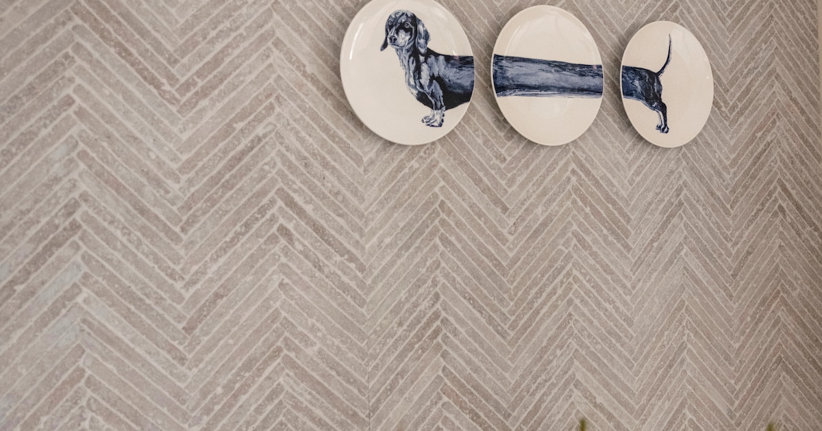 Hotel chic-woonidee van stylist Frans: visgraat wandpanelen