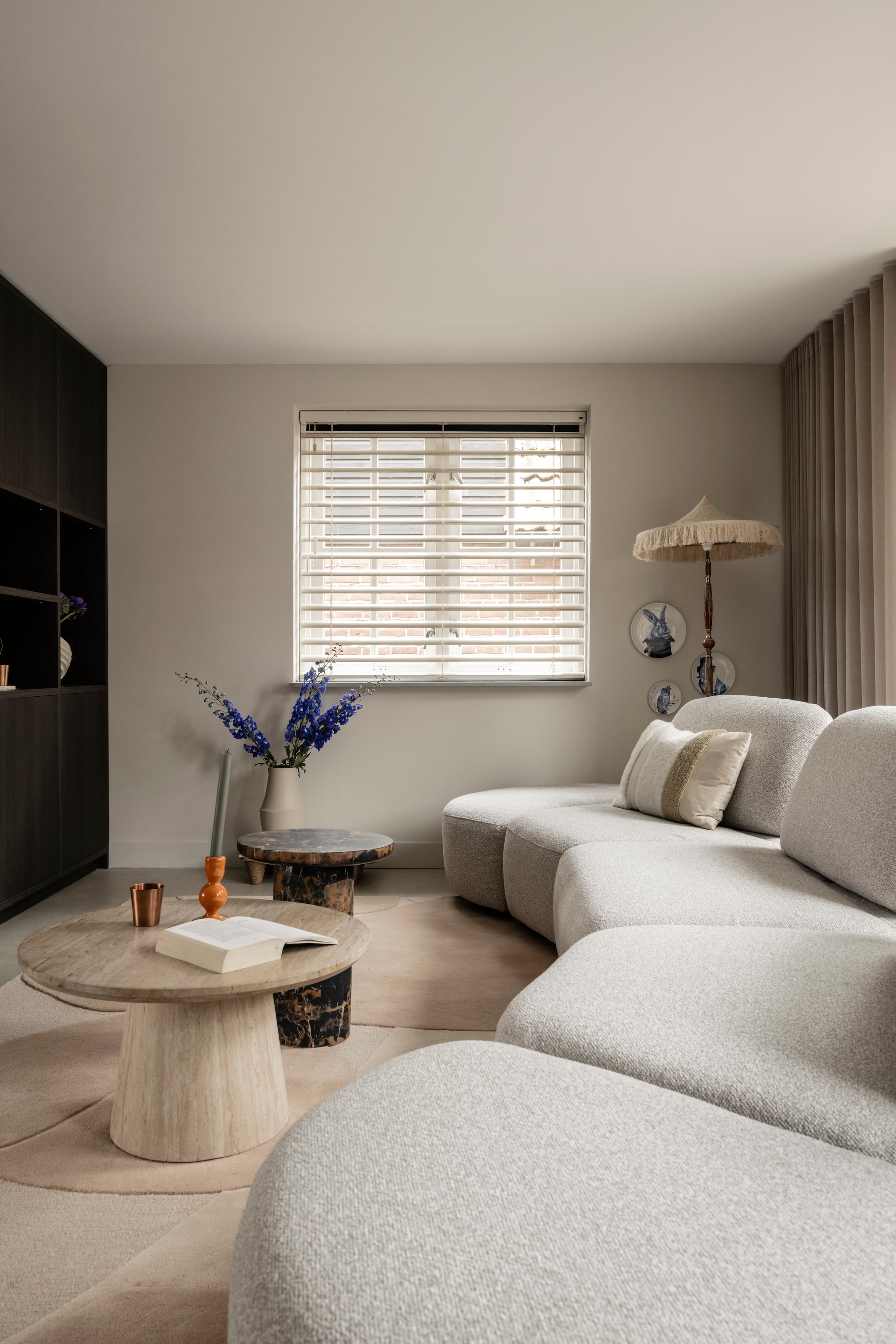 Luxaflex® MegaView® horizontale jaloezieën met 50 mm lamel in kleurnummer 0877 Uni, bediening met trekkoord en tuimelkoordbediening Luxaflex®. Weer verliefd op je huis aflevering 6 seizoen 22 2025 | styling Frans Uyterlinde | fotografie Sonja Velda