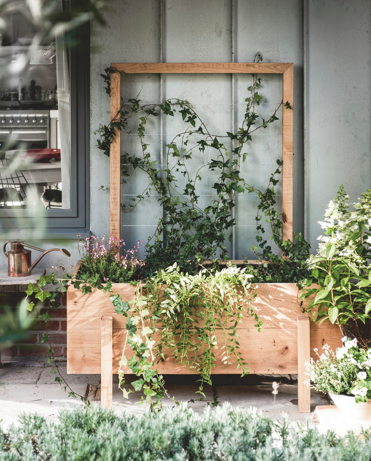 Do it yourself roomdivider uit tuin special 11. Wil je weten hoe je deze plantenbak maakt? Ga dan naar: https://www.vtwonen.nl/diy/diy-roomdividers-voor-de-tuin~4cf1ec1 vtwonen special tuin 11 | styling en DIY Janneke peters &amp; Jef van tricht | fotografie Sjoerd Eickmans