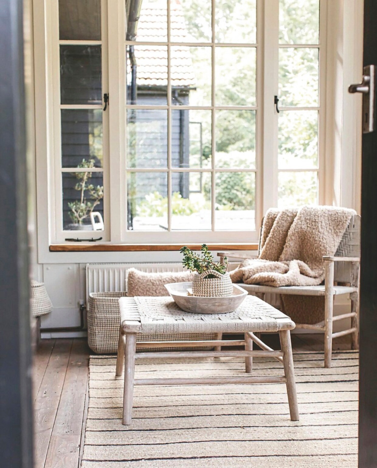 Handgemaakte salontafel Kibo, witgekalkt mangohout en natuurlijk touw, 100x70x40 cm (bxdxh) € 279,95 (gathered-living.com). Overig onbekend. vtwonen Landelijk 02-2025 | Beeld Gathered Living