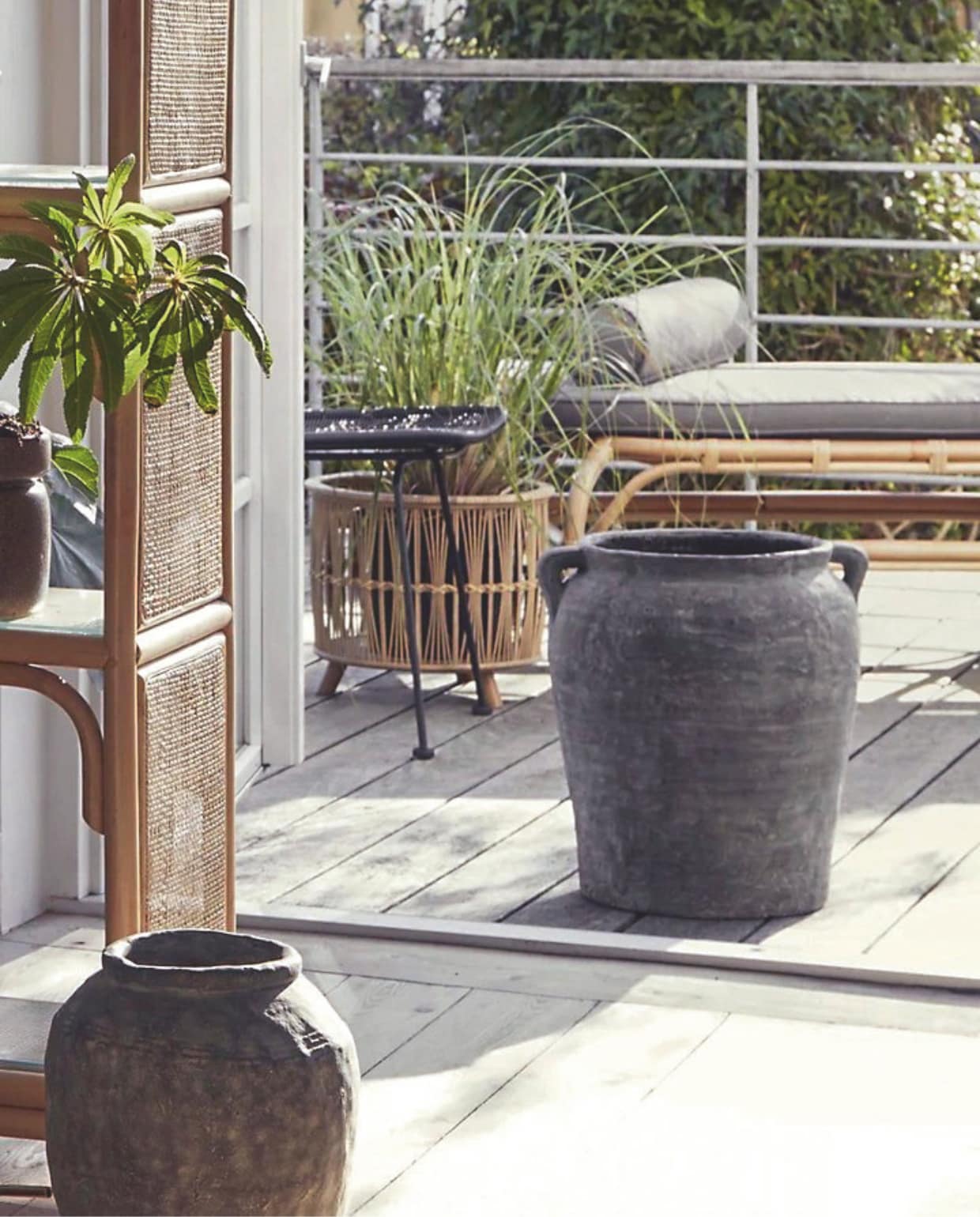 Binnenpot Cema, cement en polyestervezel, 41,5x45 cm (Øxh) € 189,39 (nordal.com). Overig onbekend. vtwonen Landelijk 02-2025 | Beeld Nordal