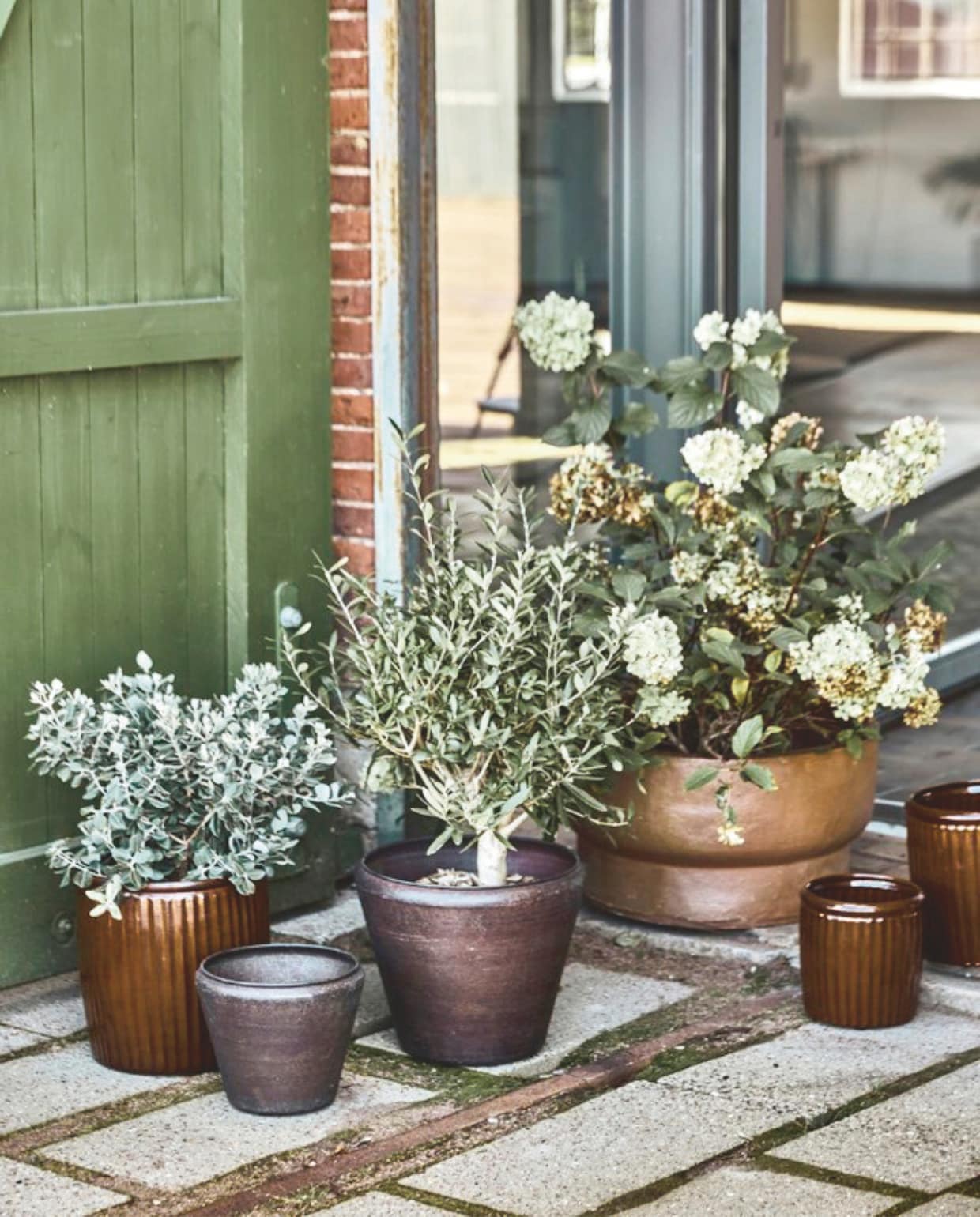 Grote aardewerken bloempot, 60x32 cm (Øxh) € 296,-en bloempotten sets vanaf € 109,- (housedoctor.com). Overig onbekend. vtwonen Landelijk 02-2025 | Beeld House Doctor