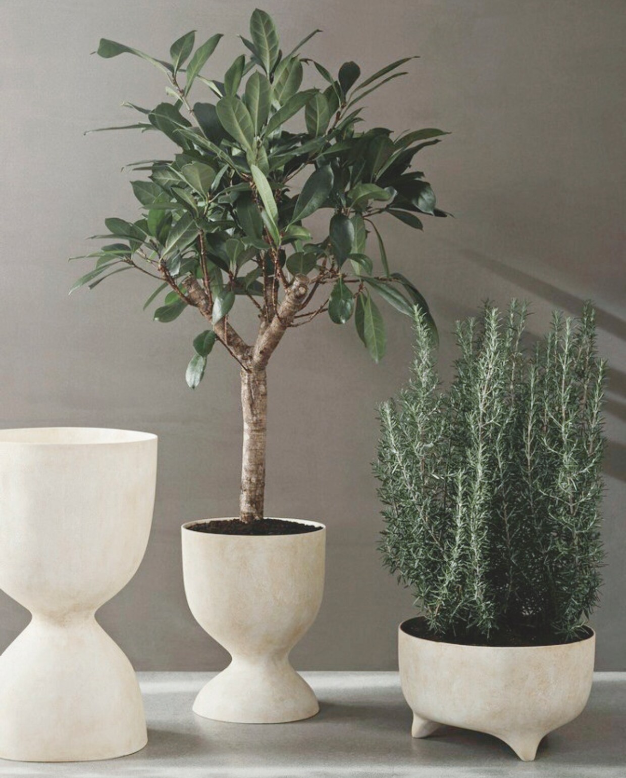 Vezelstenen bloempotten Evoke, voor binnen en buiten, 44,3x26,2 cm (Øxh) € 229,-, 35x45 cm (Øxh) € 339,- en 44,1x42x70 cm (bxdxh) € 475,- (fermliving.com). Overig onbekend. vtwonen Landelijk 02-2025 | Beeld Ferm Living