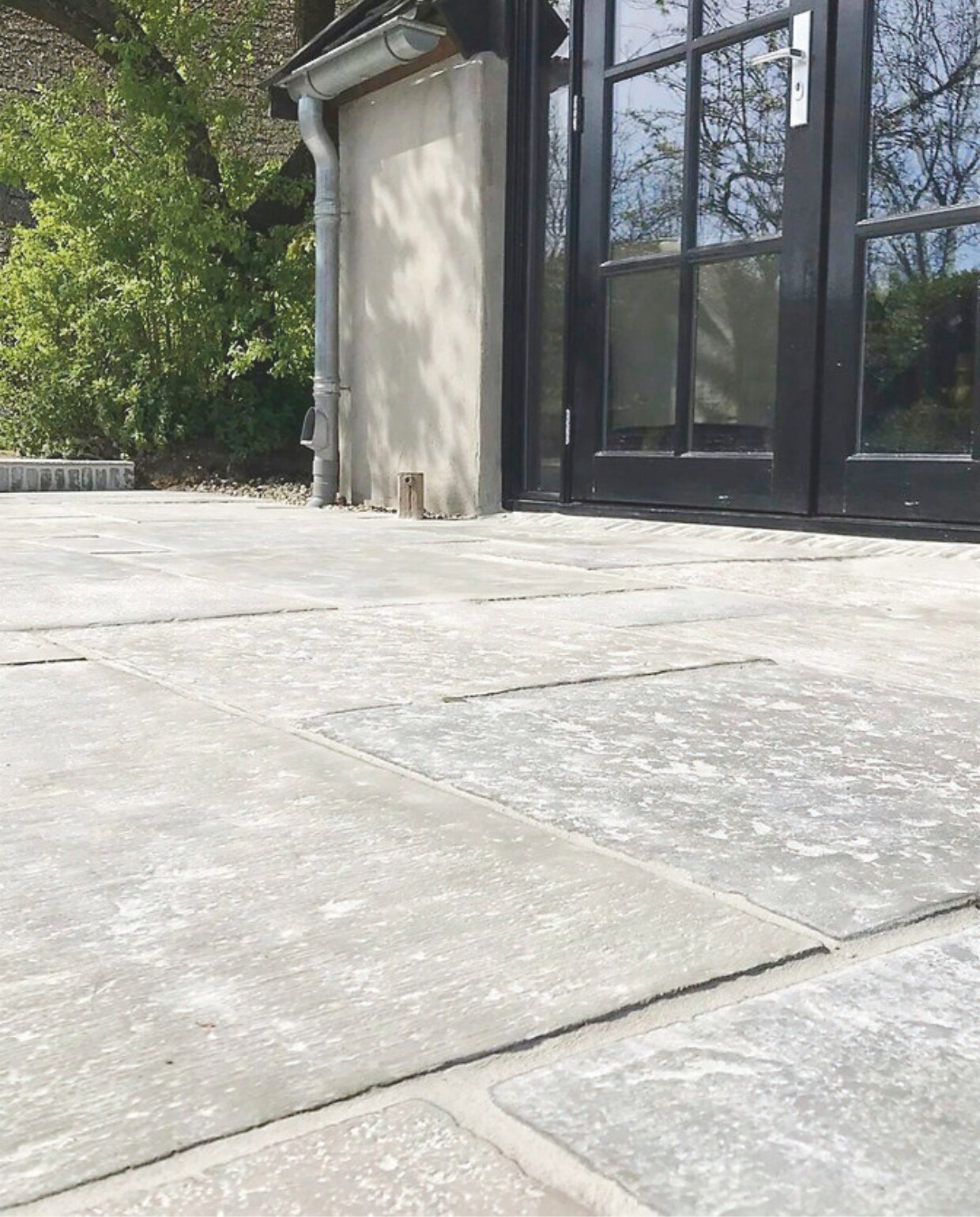 Buitentegel Raw Stones Abbey Exterior in wildverband, verschillende kleuren en afmetingen, per m² € 143,95 (hetgrachtenpand.com). Overig onbekend. vtwonen Landelijk 02-2025 | Beeld Het Grachtenpand