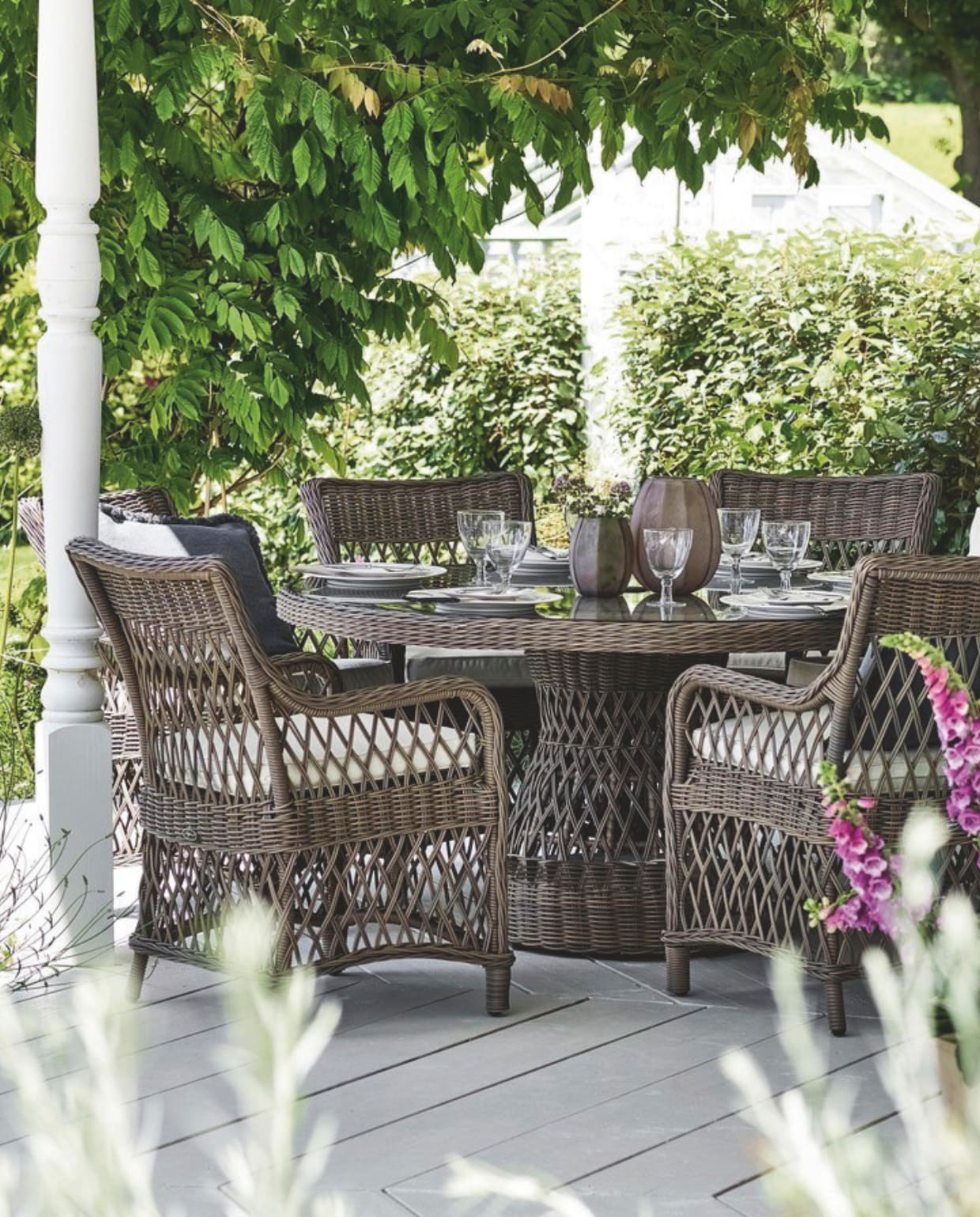 Allweather wicker tuinset Harrington Carver Set 6-zits van Neptune, tafel 145x74 cm (Øxh) en stoelen 58x56x90 cm (bxdxh) € 5800,- (theclassichouse.eu). Overig onbekend. vtwonen Landelijk 02-2025 | Beeld The Classic House