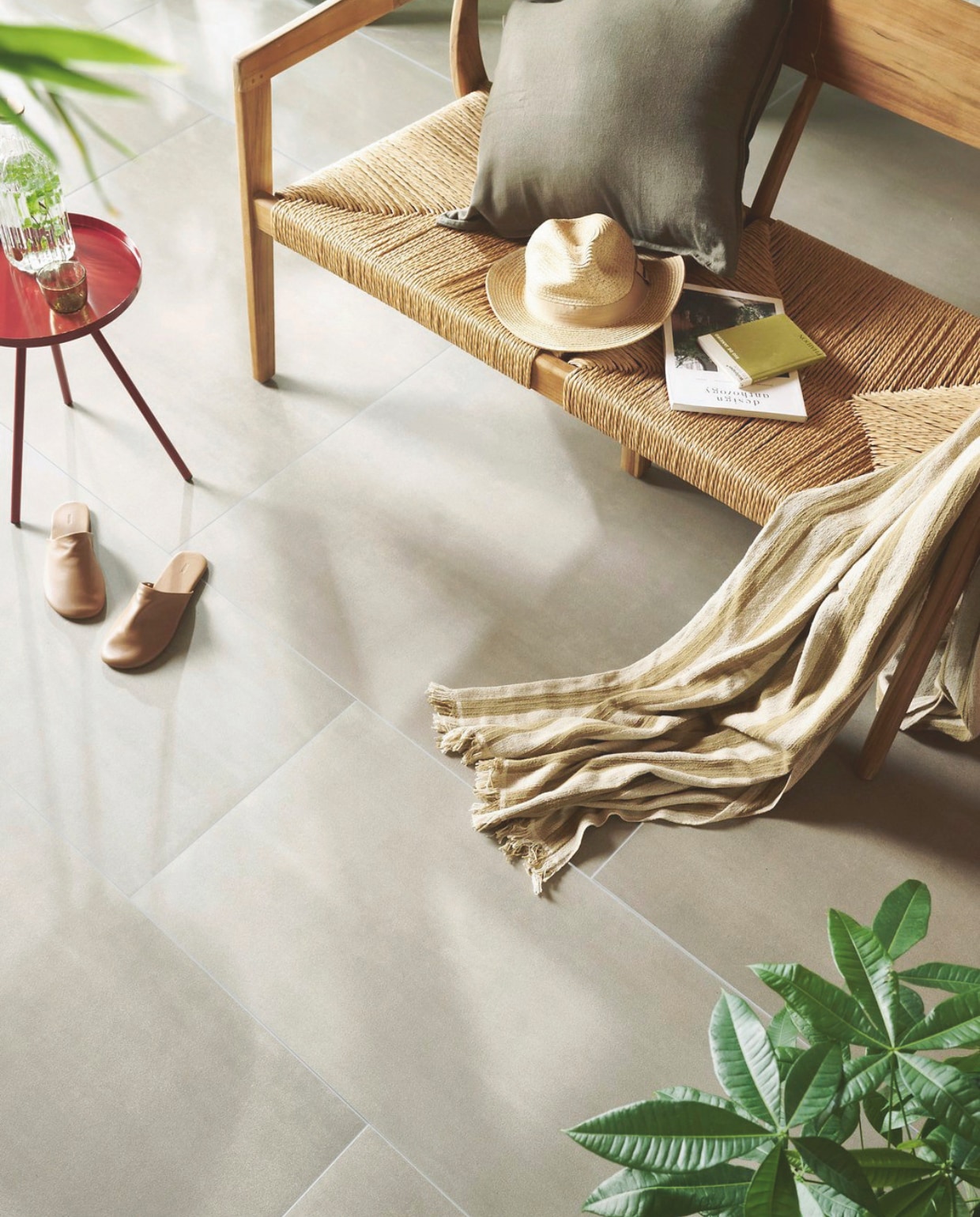 Tuintegel Form in Clay 90x90 cm en Taupe 45x90 cm, per m² € 82,50. M.m.v. shop.vtwonen.nl (tuinbank Chena van Exotan), zarahome.com (deken, pantoffels, glas, kan), hm.com (bijzettafel, kussenhoes), hatland.nl (hoed). Overig privébezit. vtwonen 03-2025 | styling Sanne Ketelaar | fotografie Sjoerd Eickmans