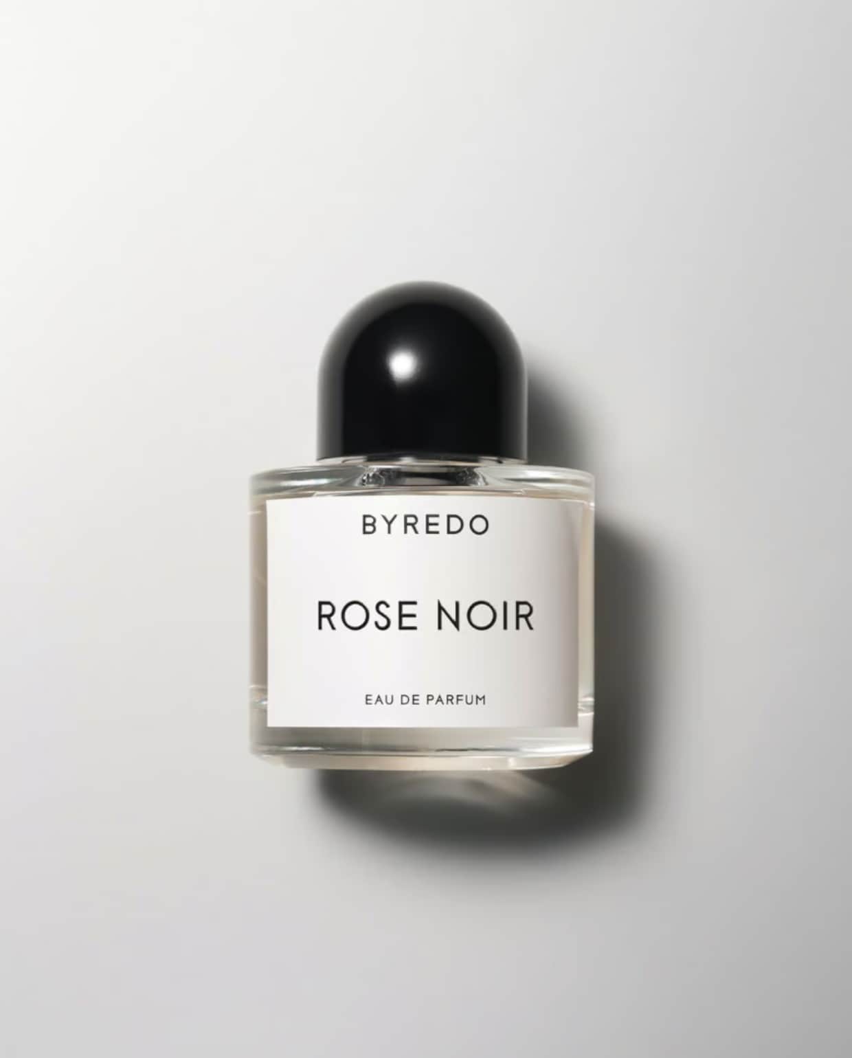 Eau de parfum Rose Noir, 50 ml € 165 (byredo.com). vtwonen sijlvol 03-2025 | fotografie Stie De Neve | styling Geraldine van Heuverswyn