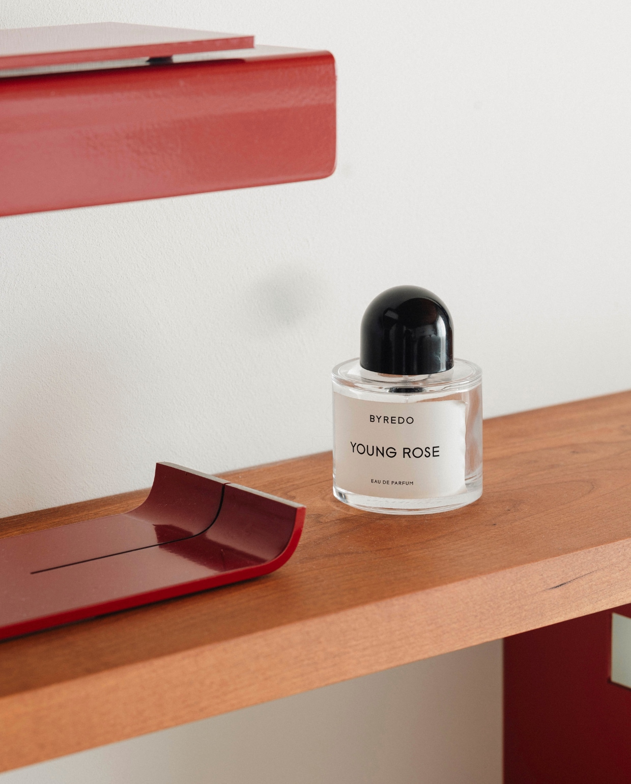 Eau de parfum Rose Noir, 50 ml € 165 (byredo.com). vtwonen sijlvol 03-2025 | fotografie Stie De Neve | styling Geraldine van Heuverswyn