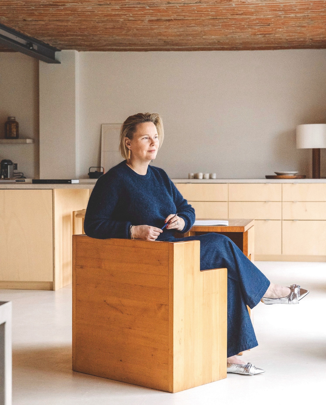De stoel is onderdeel van een ingenieuze uitschuifbare set van een tafel en twee stoelen. Stijlvol Wonen 03-2025 | fotografie Stie De Neve | styling Geraldine van Heuverswyn
