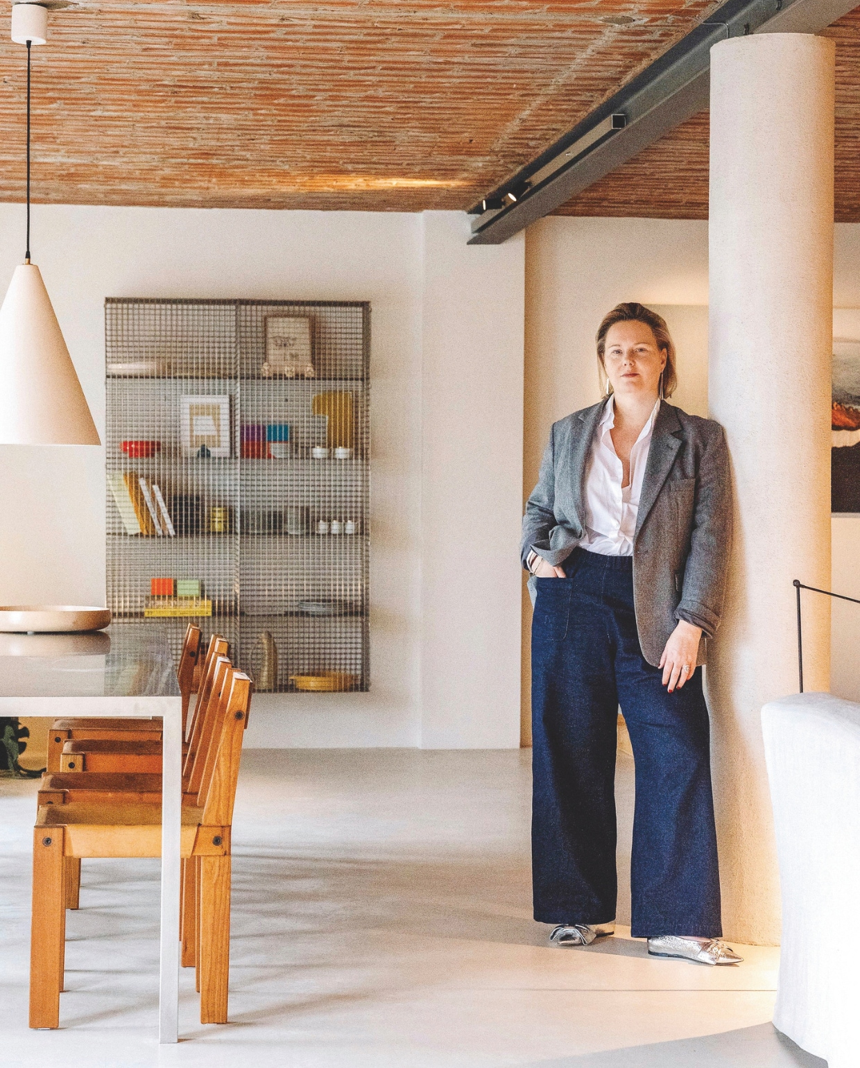 Omdat het plafond uit oranje baksteen heel bepalend is, hield Geraldine het overige kleurpalet bewust bescheiden. Stijlvol Wonen 03-2025 | fotografie Stie De Neve | styling Geraldine van Heuverswyn
