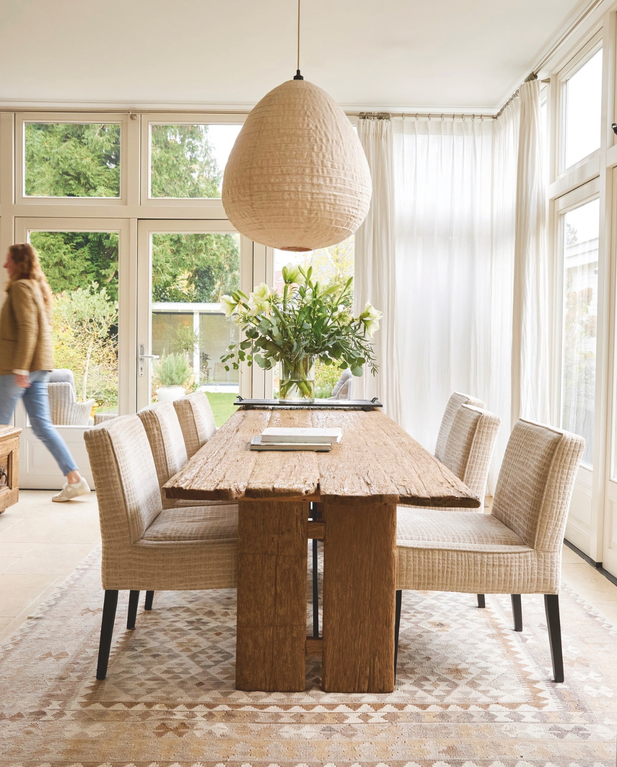 Vloer van travertin light in Romaans verband, vloerkleed en stoelen van Meisjes van Steen. Linnen lamp Wen Natural Living. vtwonen Landelijk 02-2025 | styling Marianne Luning | fotografie Tjitske van Leeuwen
