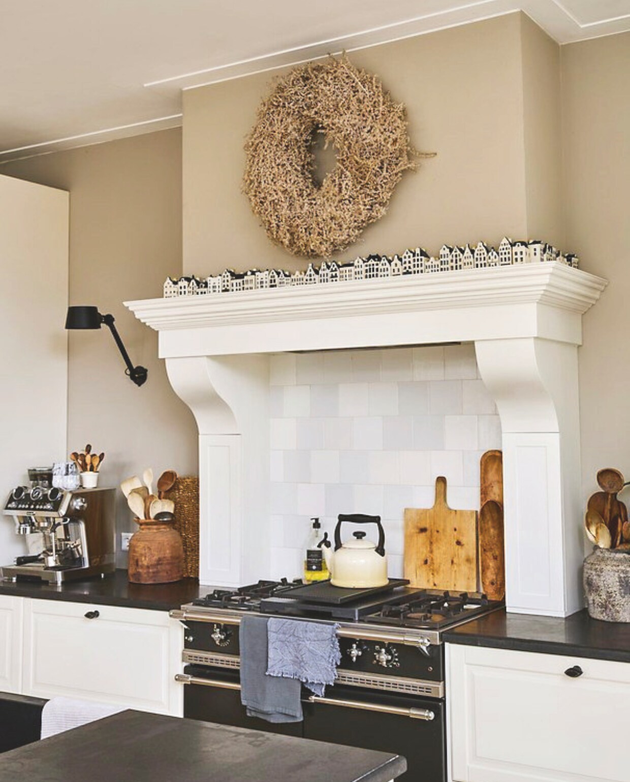 Houten maatwerk schouw naar oud landelijk model. Koffiemachine Delonghi.Waterketel Le Creuset,Theedoeken Dille &amp; Kamille. vtwonen Landelijk 02-2025 | Styling Marianne Luning | Fotografie Tjitske van Leeuwen | Tekst Renate Wilms
