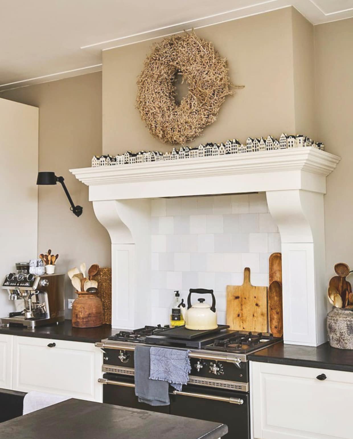 Houten maatwerk schouw naar oud landelijk model. Koffiemachine Delonghi.Waterketel Le Creuset,Theedoeken Dille &amp; Kamille. vtwonen Landelijk 02-2025 | styling Marianne Luning | fotografie Tjitske van Leeuwen