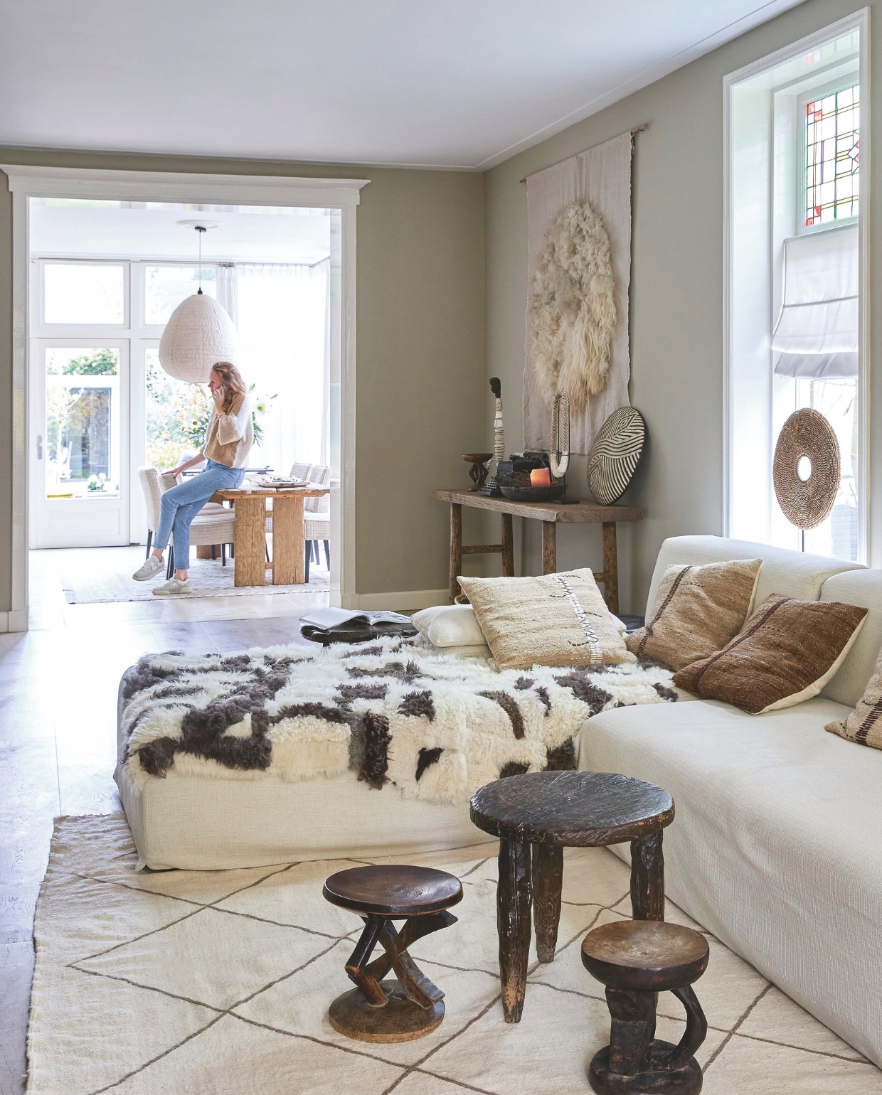 Vloerkleed Zoco Home. Bank L’Authentique. Afrikaansekrukken The Corner. vtwonen Landelijk 02-2025 | styling Marianne Luning | fotografie Tjitske van Leeuwen | tekst Renate Wilms