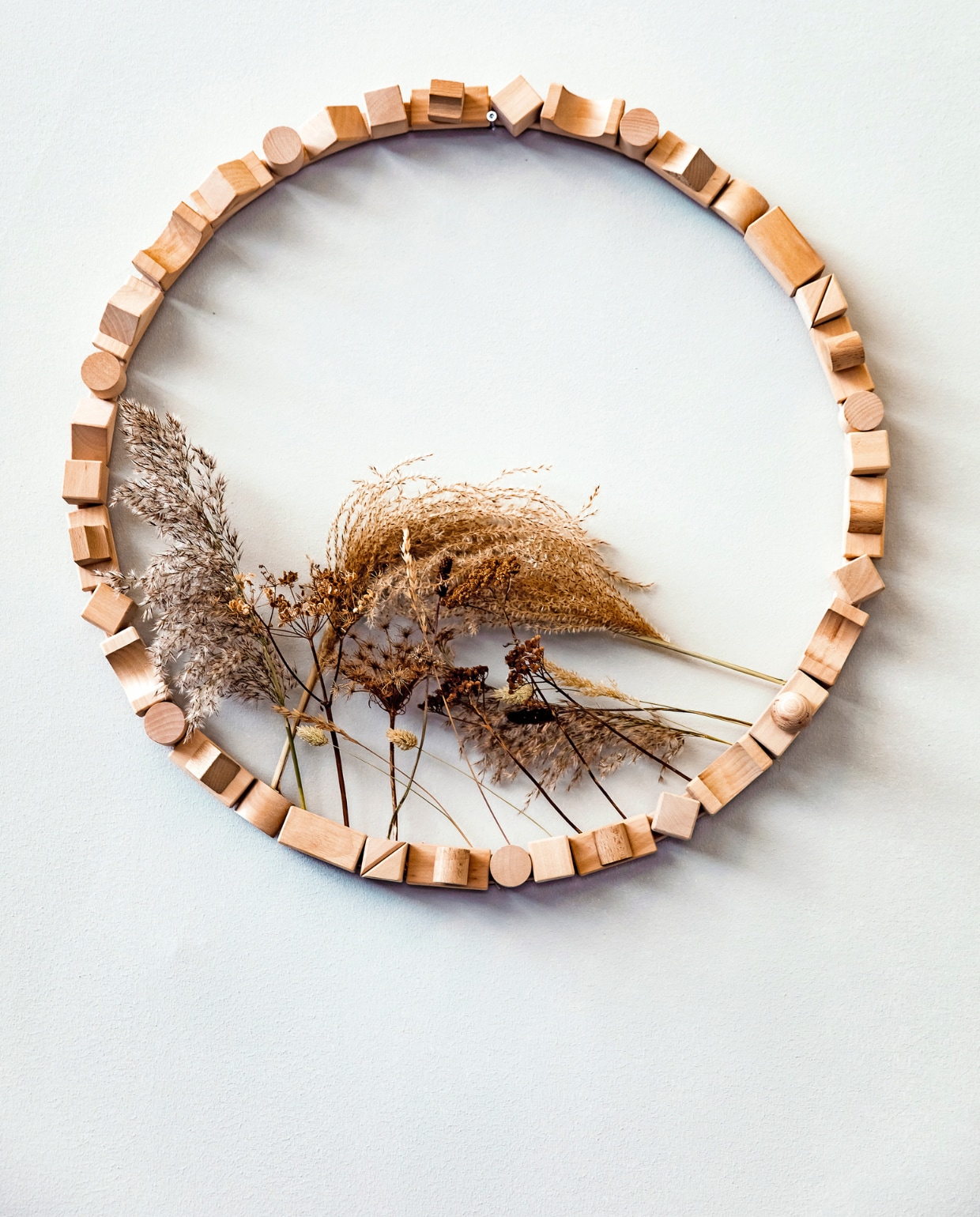 Handgemaakte ronde cirkel met houten blokken Namika inclusief gedroogde bloemen (woodchuck.nl). vtwonen &amp; designbeurs 2019 | styling Kim van Rossenberg | fotografie Ernie Enkelaar