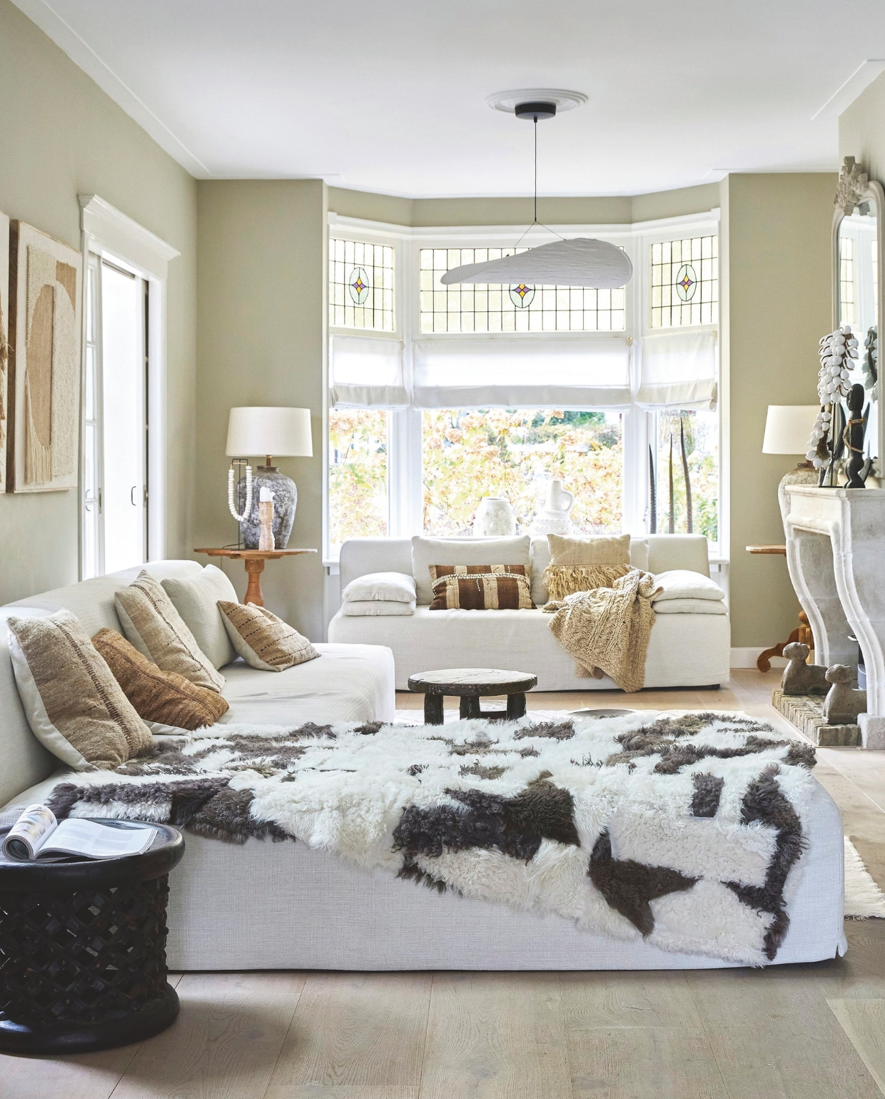 Gehaakte wollen plaid Gant Home. Banken Michelle in stof Medina 408 Vona van L’Autentique. vtwonen Landelijk 02-2025 | styling Marianne Luning | fotografie Tjitske van Leeuwen | tekst Renate Wilms