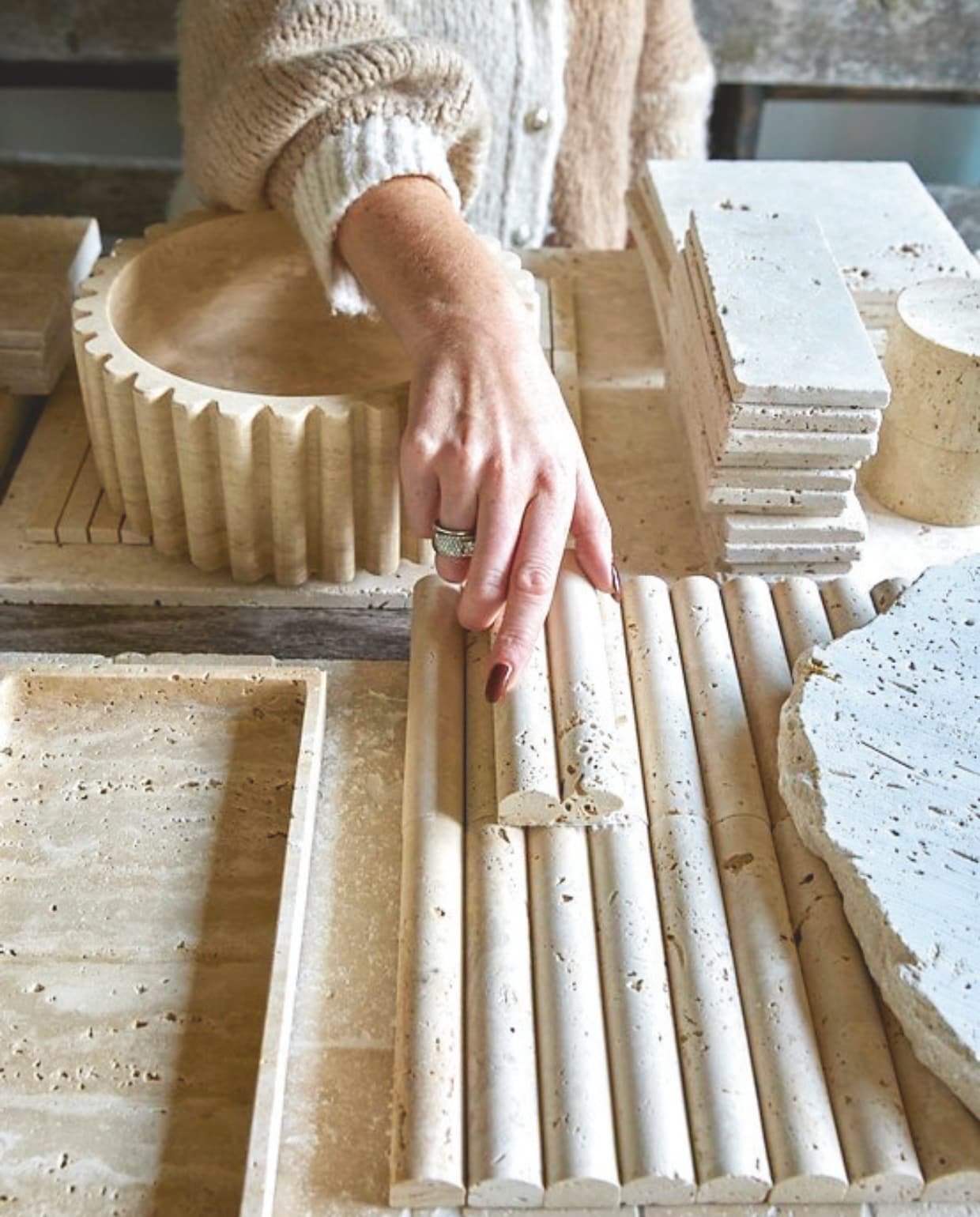 De ‘bountymozaïeken’ van travertin zijn eeneigen ontwerp van Evita. Je kunt ze vlak of rond plaatsen, bijvoorbeeld tegen een schouw. vtwonen Landelijk 02-2025 | Styling Marianne Luning | Fotografie Tjitske van Leeuwen | Tekst Renate Wilms