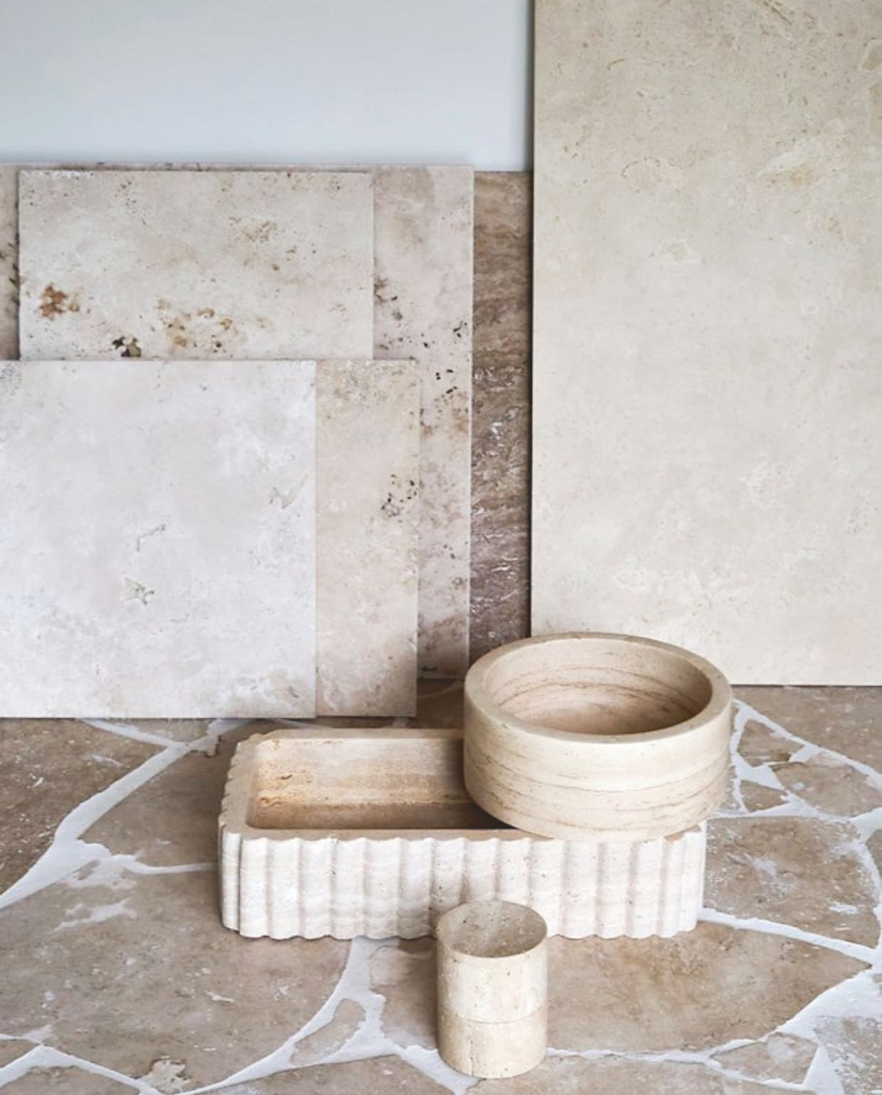 De vloer in Evita’s atelier zijn travertin flagstones in kleur light van Meisjes van Steen. Opgesteld staan verschillende voorbeeldtegels in diverse tinten travertin, plus een waskom en fonteintje. vtwonen Landelijk 02-2025 | Styling Marianne Luning | Fotografie Tjitske van Leeuwen | Tekst Renate Wilms