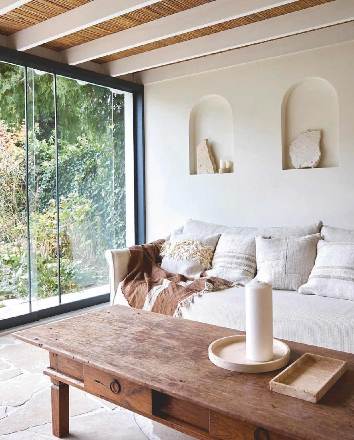 ‘De tuinkamer heb ik zelfontworpen.’ Uitvoering tuinkamer Jordie Otten Klussenbedrijf. Bank Coen Classic L’Autentique, in stof Medina 408 Vano. De salontafel is antiek. vtwonen Landelijk 02-2025 | styling Marianne Luning | fotografie Tjitske van Leeuwen