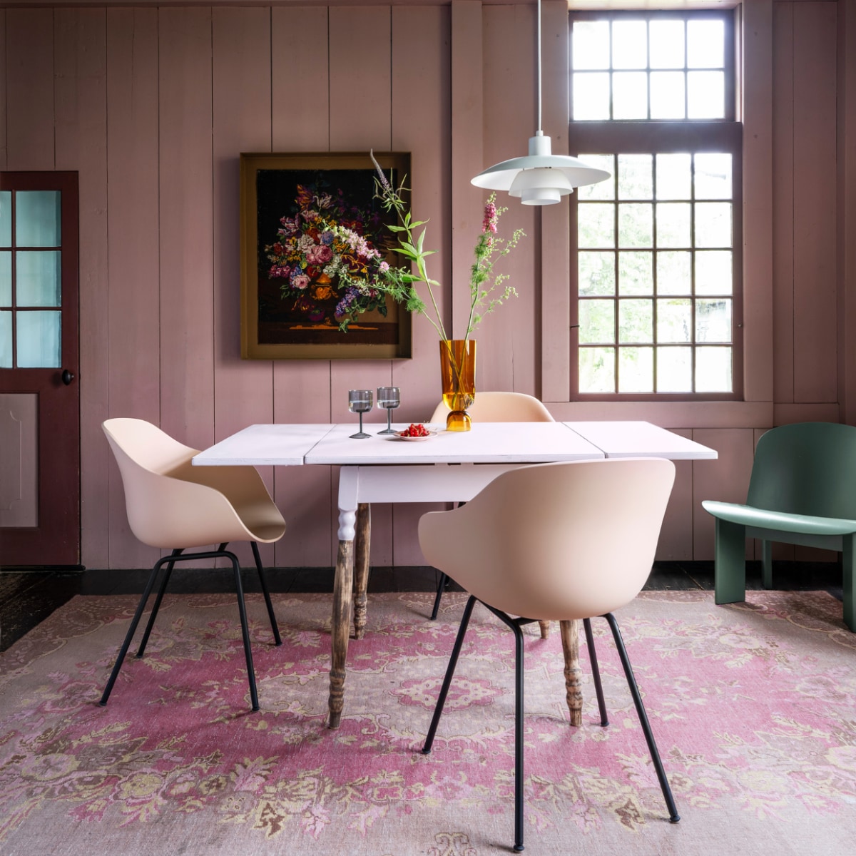 Tweedehands tafel € 19,95, tweedehands geborduurd boeket € 19,95 (kringloopsaartje.nl). Linoleum Furniture in Powder 4185, 183 cm breed, per m2 € 41,95 (forbo.nl). Tauperoze acrylverf in D4.04.71, per liter € 22,50 (flexa.nl). Baklijst zelfgemaakt, geverfd in krijtverf Praliné van Pure & Original, per liter € 55,- (deruamsterdam.nl). Katoenen vloerkleed Printed Rug van HKliving, 250x250 cm € 349,- (vtwonen.nl/shop). Aluminium hanglamp Ph 4/3 van Louis Poulsen € 566,36 (flinders.nl). Eetkamerstoel AAC 226 in Soft Peach, houten zitting en stalen poten, 59x54x82 cm (bxdxh) € 275,-, beukenhouten loungestoel Chisel, 63x68,5x39 cm (bxdxh) € 549,-, glazen vaas Bottoms Up € 109,-, wijnglazen, set van 2 € 45,- (hay.nl). vtwonen 10-2023 | styling Marianne Luning | fotografie Stan Koolen | assistentie Rosa van Schie