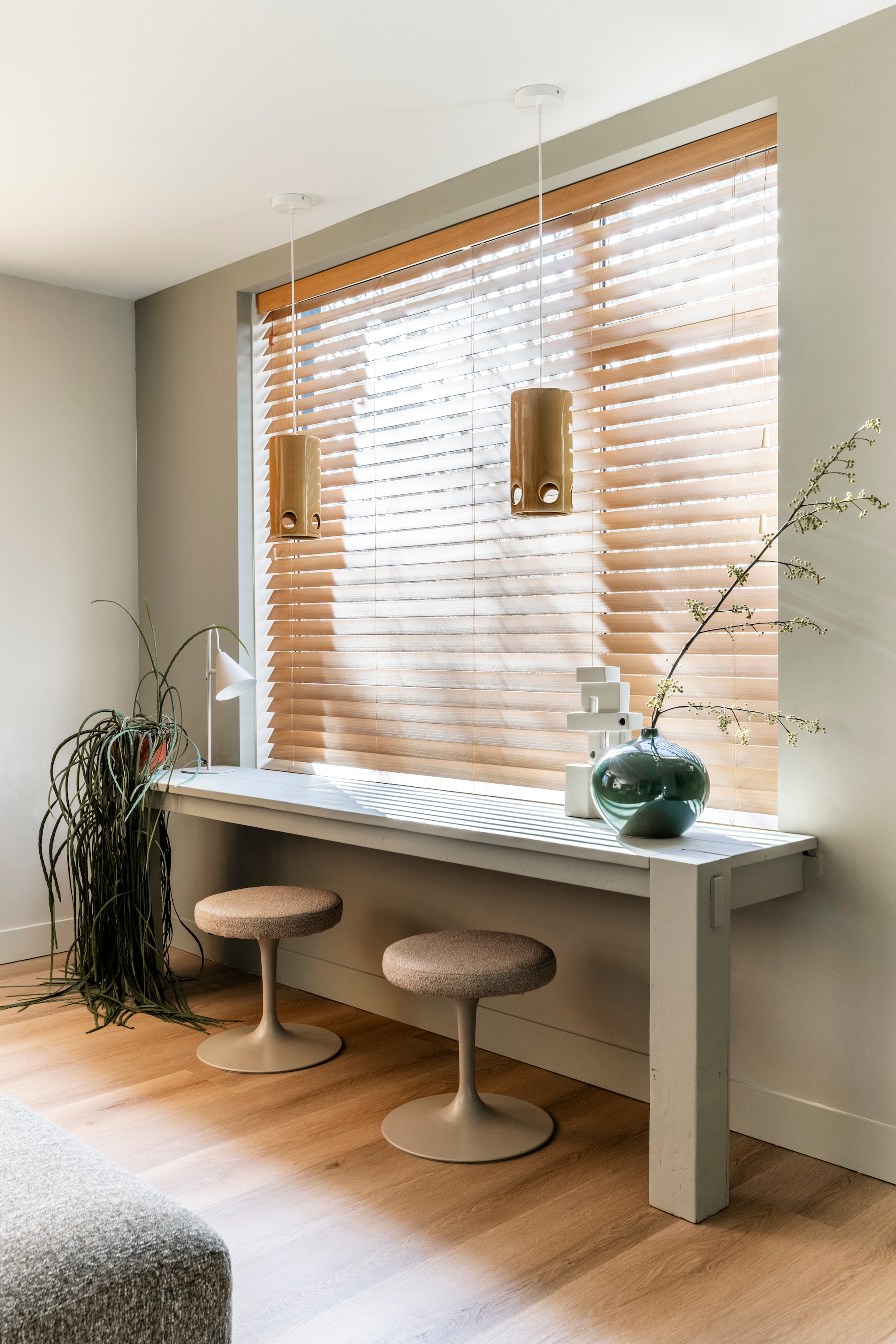 Shutters en blinds in de kleur Naturel Jasno. Overige productinformatie via https://www.vtwonen.nl/weer-verliefd-op-je-huis/aflevering-8-fietje-wieringerwerf-resultaat~83014d6.  Weer verliefd op je huis aflevering 8 seizoen 22 2025 | styling Fietje Bruijn | fotografie Margriet Hoekstra