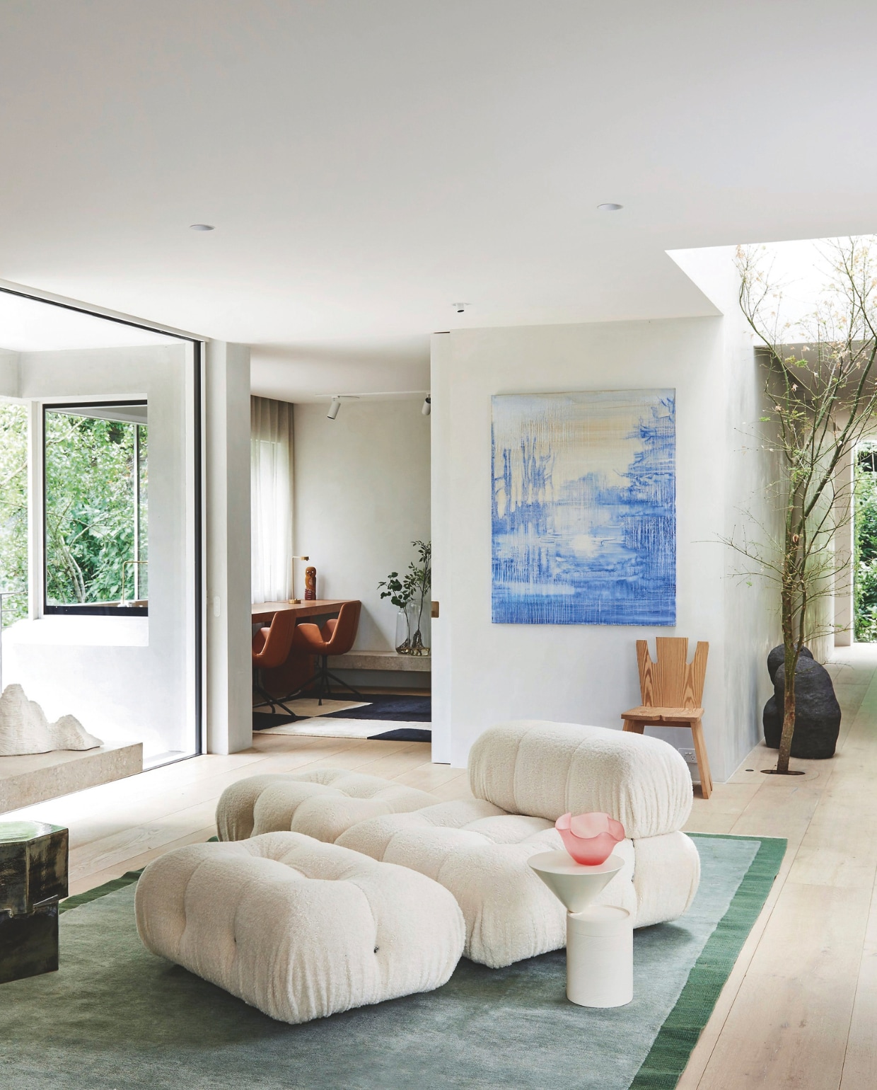 Bank Camaleonda van B&amp;B Italia. Bijzettafel Laurel van Luca Nichetto voor De La Espada. Groen vloerkleed uit Turkije, zwart-witte tapijt Prahran. Kunstwerk Adrienne Gaha. Houten stoel Studio Giancarlo Valle. Zwarte stenen sculptuur Isadora Vaughan. vtwonen stijlvol 03-2025 | fotografie Lisa Cohen | tekst Tanne Donjacour Gielen | productie Living agency