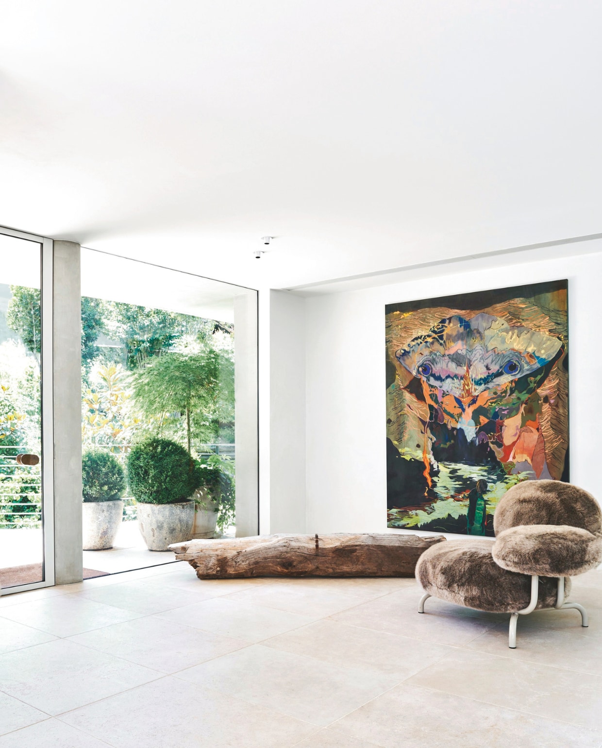 Armstoel Edra. Antiek houten object uit Japan. Kunstwerk van Adam Lee. vtwonen stijlvol 03-2025 | fotografie Lisa Cohen | tekst Tanne Donjacour Gielen | productie Living agency