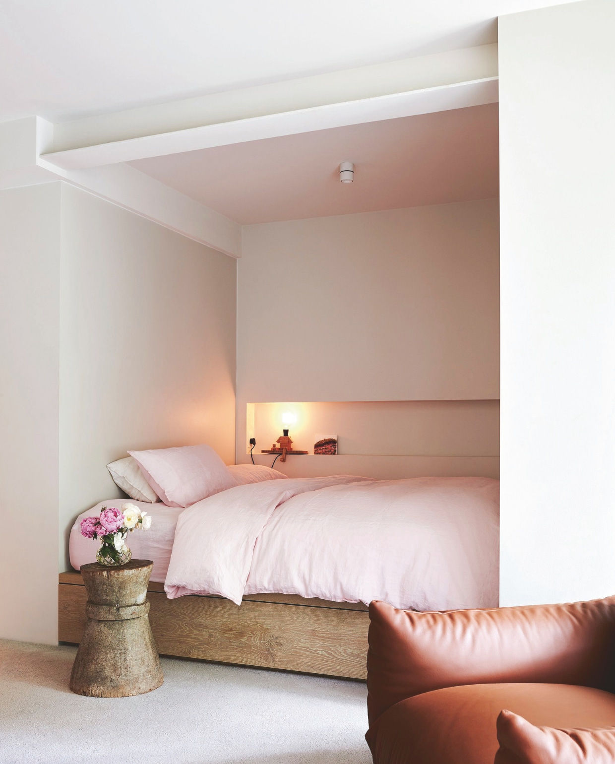 Een van de kinderkamers, met een op maat gemaakt bed in een nis. Houten bijzettafel Lex Williams. Leren fauteuil Maremo van Arflex. vtwonen stijlvol 03-2025 | fotografie Lisa Cohen | tekst Tanne Donjacour Gielen | productie Living agency