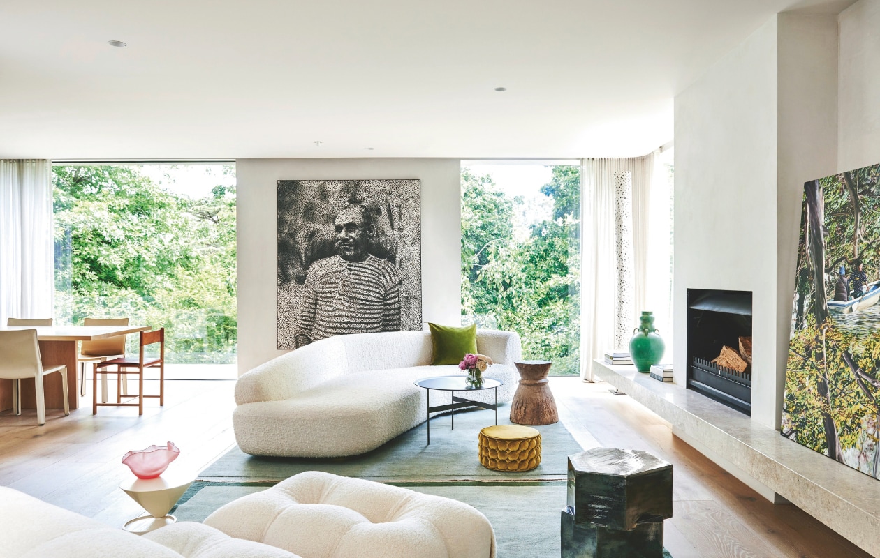 Gecapitonneerde bank Camaleonda van B&amp;B Italia, de andere is van Okha. Bijzettafels De La Espada, Tigmi Trading en B&amp;B Italia. Vloerkleden uit Turkije. Kunstwerk rechts Kevin Chin. Groene vaas Graham Geddes. Eettafel Sla. Stoelen Fred Rigby en Cassina. vtwonen stijlvol 03-2025 | fotografie Lisa Cohen | tekst Tanne Donjacour Gielen | productie Living agency