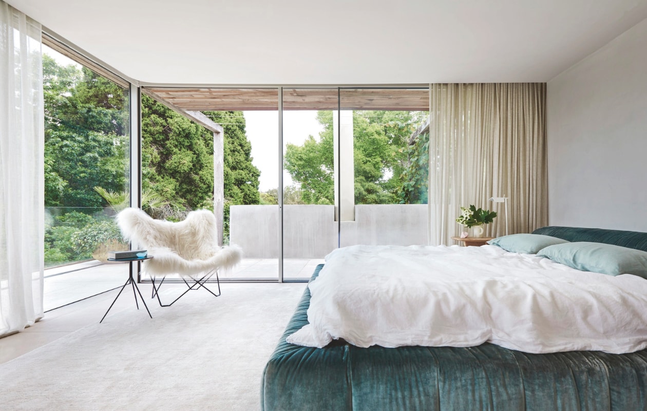 Tactiliteit is belangrijk voor alle ontwerpen van Susi, helemaal in de slaapvertrekken. Bed bekleed met Frans fluweel van Westbury. Butterfly Chair van In Good Company. Bijzettafel Liquid van Draga &amp; Aurel voor Baxter. vtwonen stijlvol 03-2025 | fotografie Lisa Cohen | tekst Tanne Donjacour Gielen | productie Living agency
