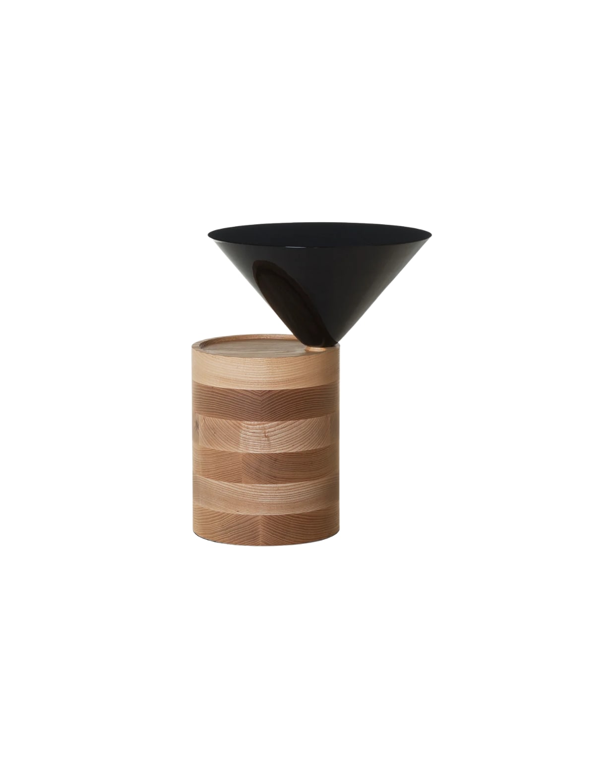 Bijzettafel Laurel van ontwerper Luca Nichetto, 32x30x40 cm, marmer en hdf, € 3925, delaespada.com vtwonen stijlvol 03-2025 | fotografie Lisa Cohen | tekst Tanne Donjacour Gielen | productie Living agency