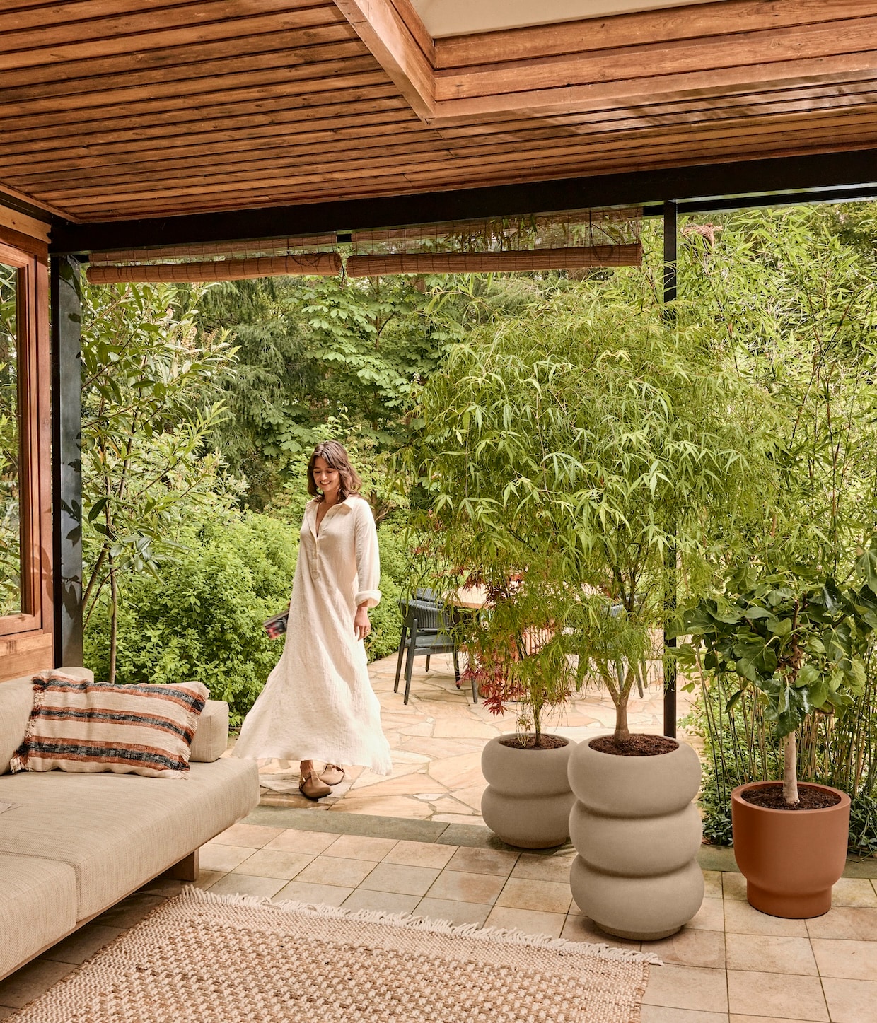 Een luxe buitenruimte met designpotten