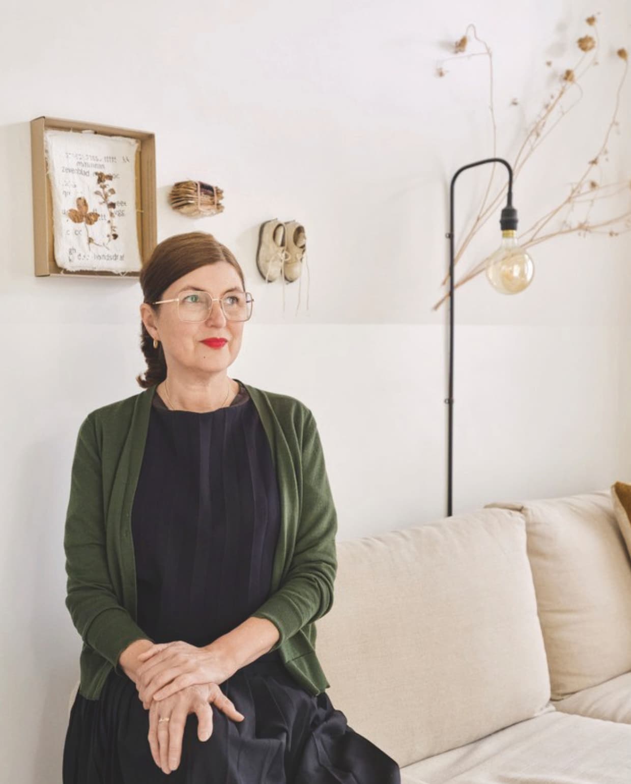 Bank kringloop, bekleed met linnen. Werk aan de muur Brigit Vermeulen. vtwonen 03-2025 | fotografie René van der Hulst