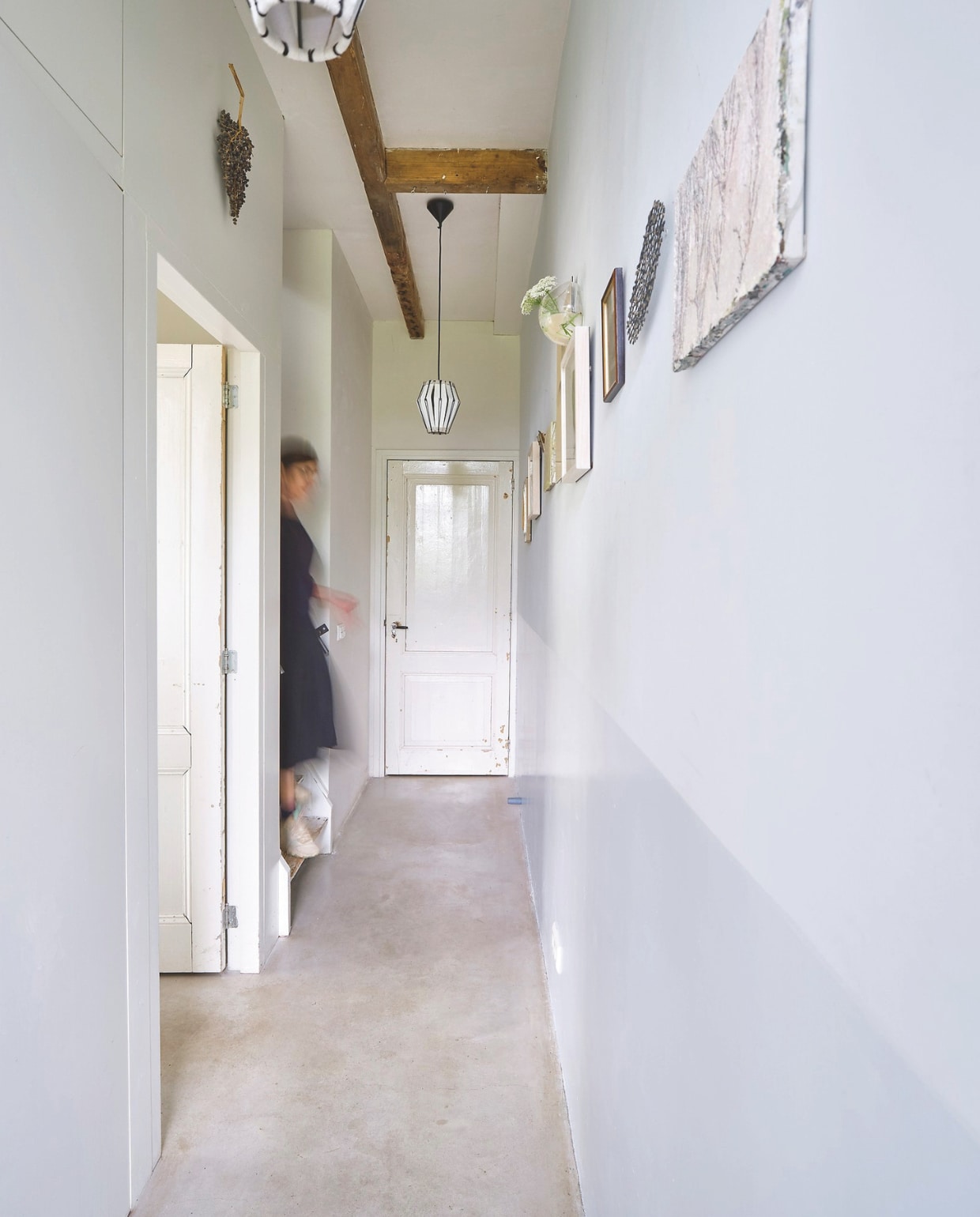 Vloer gevlinderd beton met vloer-verwarming. Muurkleur Bone China Blue Pale van Little Greene. Boven matte muurverf, onder matglans lak. Lampen Kiki van Eijk voor Social Label. Kunstwerken o.a. Han Klinkhamer, Henk Wolvers. vtwonen 03-2025 | fotografie René van der Hulst