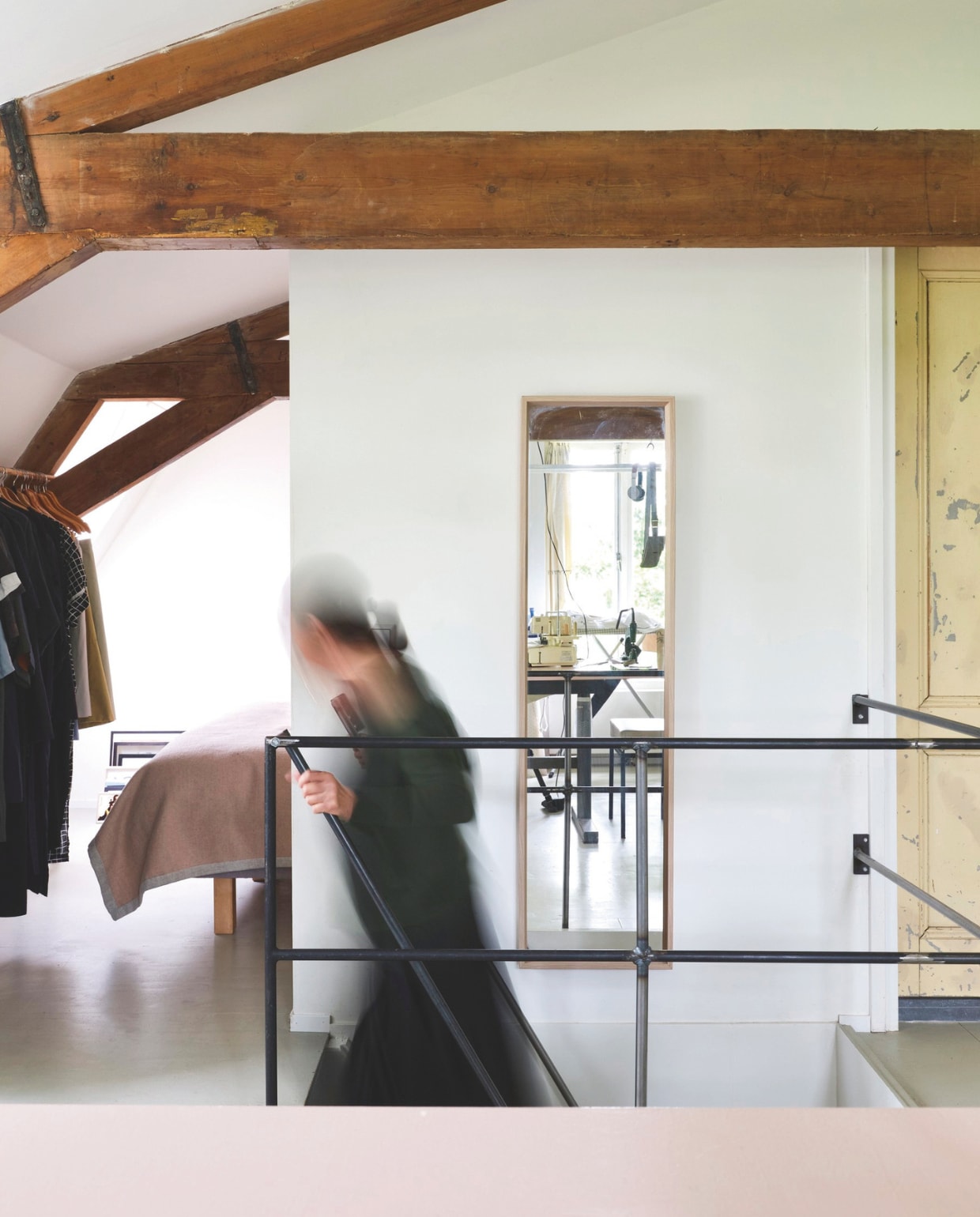 Stalen traprek laten maken door een smid. Spiegel Ikea. Deur origineel. vtwonen 03-2025 | fotografie René van der Hulst | tekst Merel van der Lande