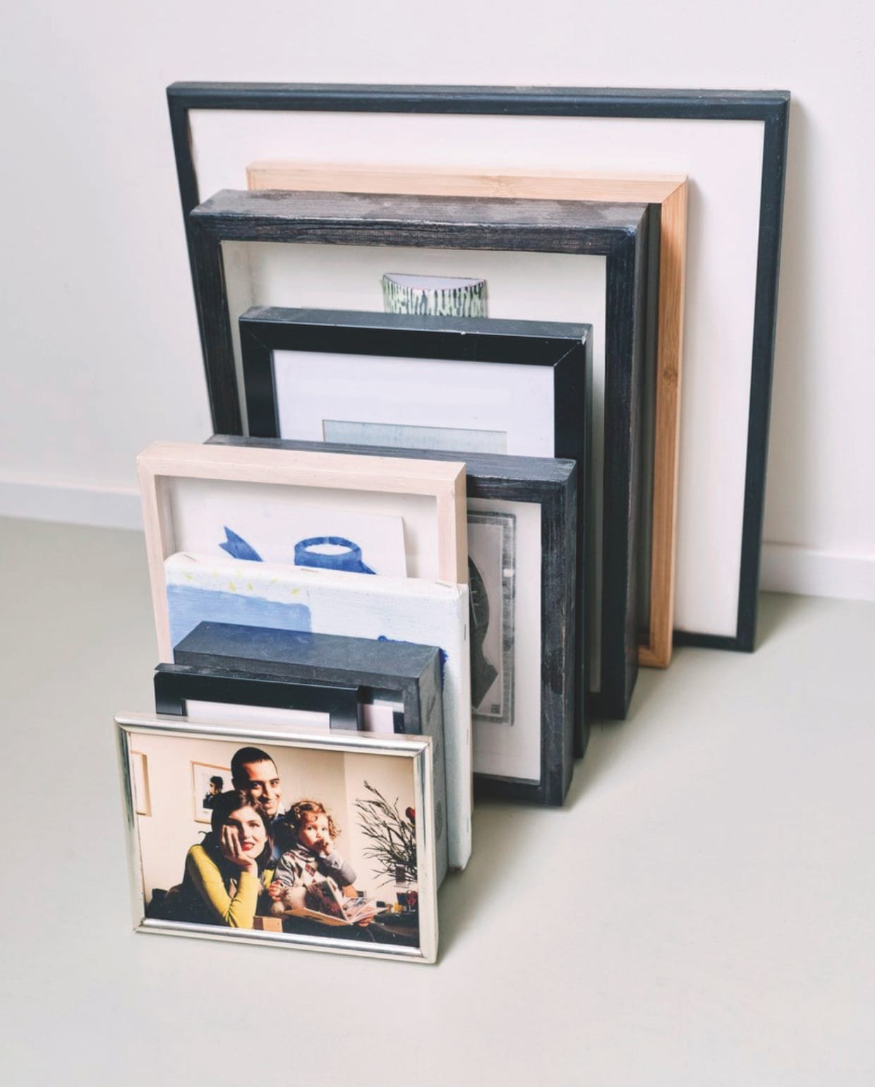 Diverse kunstwerken en foto’s, o.a. van Klaas Gubbels en Ilse Vermeulen. vtwonen 03-2025 | fotografie René van der Hulst | tekst Merel van der Lande