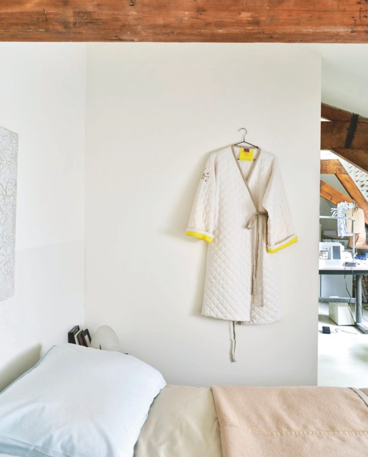 Beddengoed en kussens Brigit Vermeulen. Jas Brigit Vermeulen voor Social Label. Doorkijk: atelier. vtwonen 03-2025 | fotografie René van der Hulst | tekst Merel van der Lande
