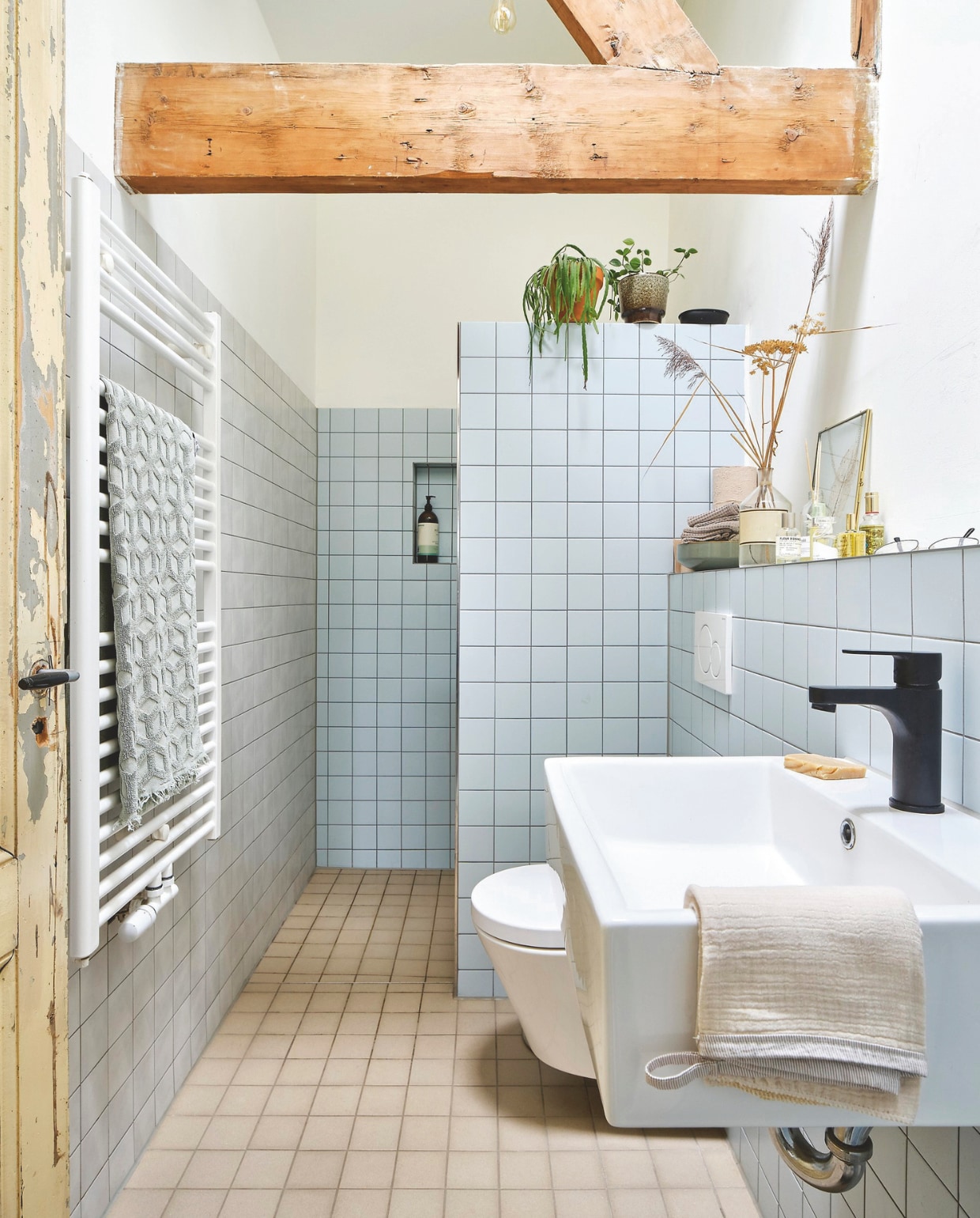 Tegels dubbelgebakken Winckelmans in drie kleuren via Marktplaats. Deur originele deur uit oude huis. Lamp en gastendoeken Brigit Vermeulen. Sanitair en kraan De Sanitairkamer. Handdoek Sissy-Boy. vtwonen 03-2025 | fotografie René van der Hulst