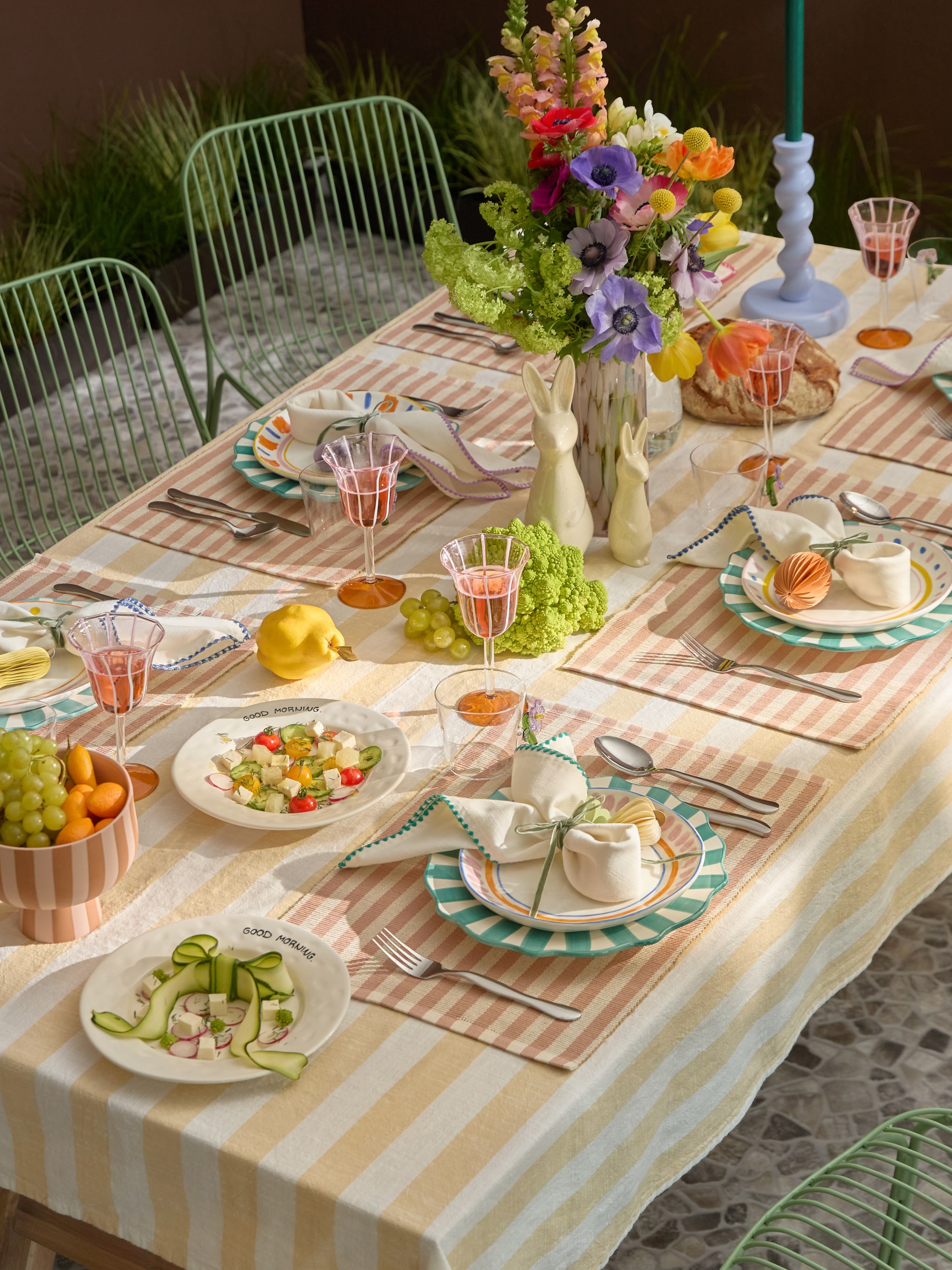 Katoenen tafelkleed Strip van Oyoy Living Design, 260x140 cm € 67,99 en Handgemaakte borosilicaatglazen wijnglazen Eve van &amp;Klevering, 180 ml / 9x18 cm (Øxh) set van 2 € 44,99 (westwing.nl). Overig onbekend. Westwing
