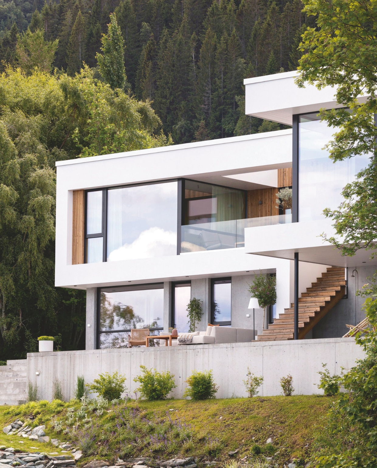 De villa is een ontwerp van architect Manuela Hardy. Het huis wordt omringd door natuur en ligt pal aan de fjord. Stijlvol Wonen 03-2025 | Fotografie Anne Bråtveit | Tekst Caroline Westdijk