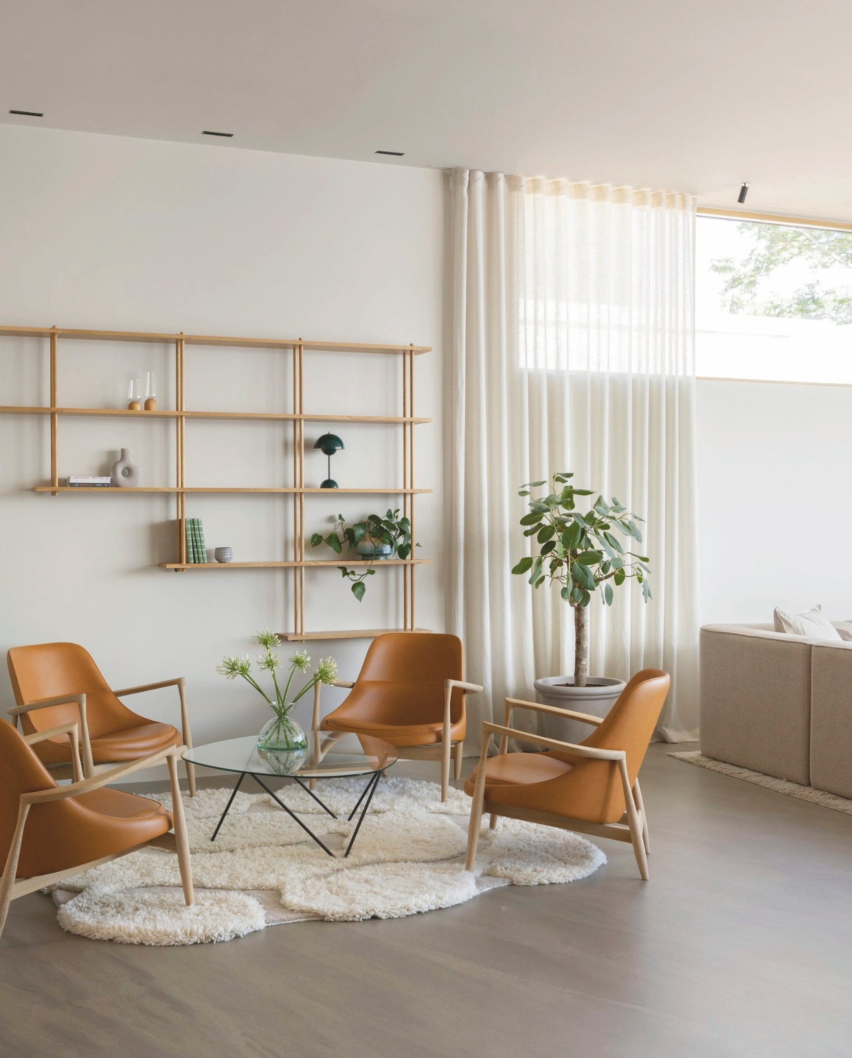 Een extra zithoek in de woonkamer. Fauteuils Audo Copenhagen. Salontafel Gubi. Wandplank Bond van Fogia. Kleed Ellos. Lamp &amp;Tradition. Vaas Søstrene Grene. Stijlvol Wonen 03-2025 | Fotografie Anne Bråtveit | Tekst Caroline Westdijk