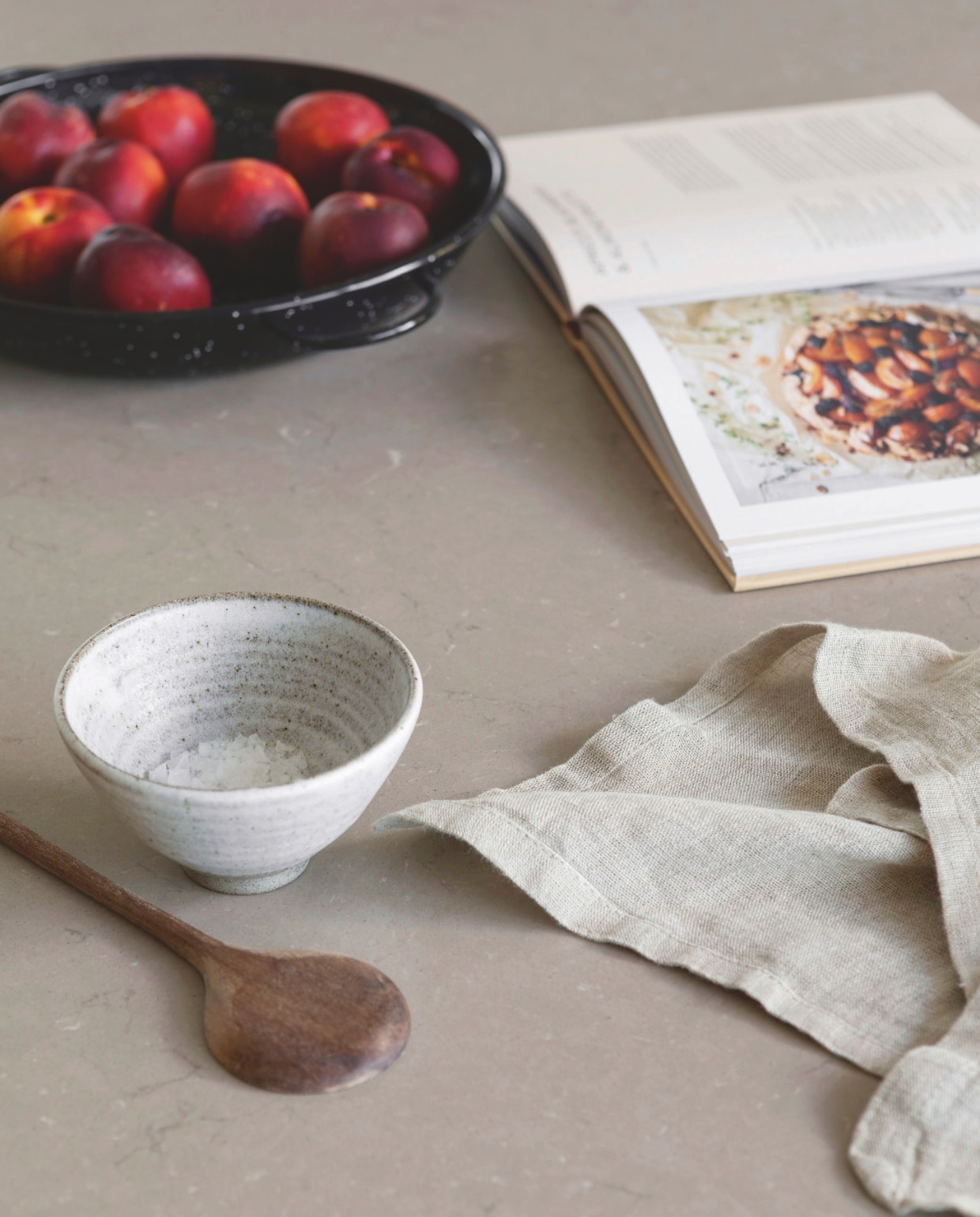 Natuurlijke materialen als hout, katoen en keramiek komen overal terug. Witte kom Tybo Art and Craft. Stijlvol Wonen 03-2025 | Fotografie Anne Bråtveit | Tekst Caroline Westdijk