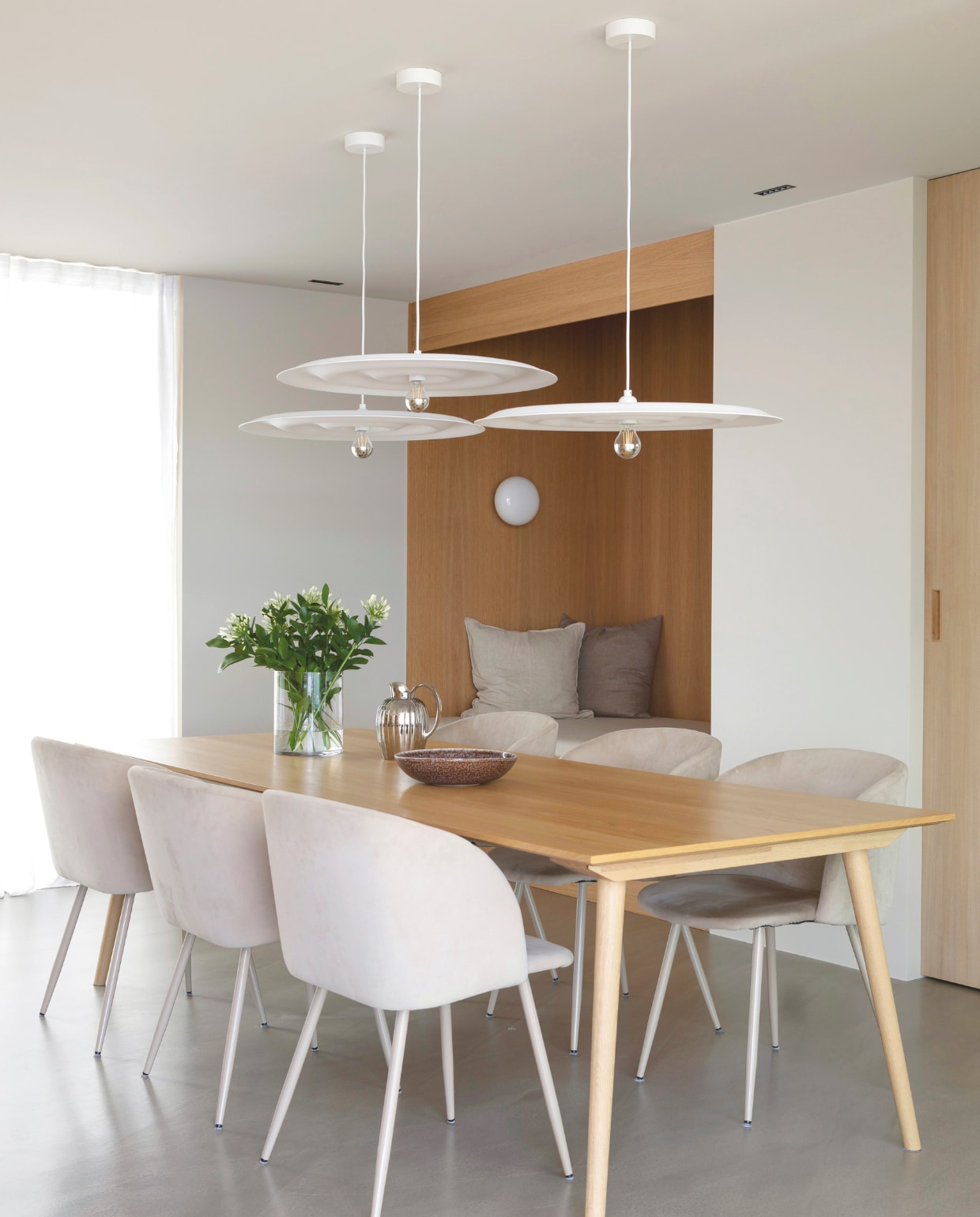 In eethoek staat een eettafel van &amp;Tradition. Stoelen en vaas Søstrene Grene. Hanglampen W171 Alma van Tham &amp; Videgård voor Wästberg. Dienblad H&amp;M Home. De houten nis met een zitje is maatwerk. Wandlamp New Works. Stijlvol Wonen 03-2025 | Fotografie Anne Bråtveit | Tekst Caroline Westdijk