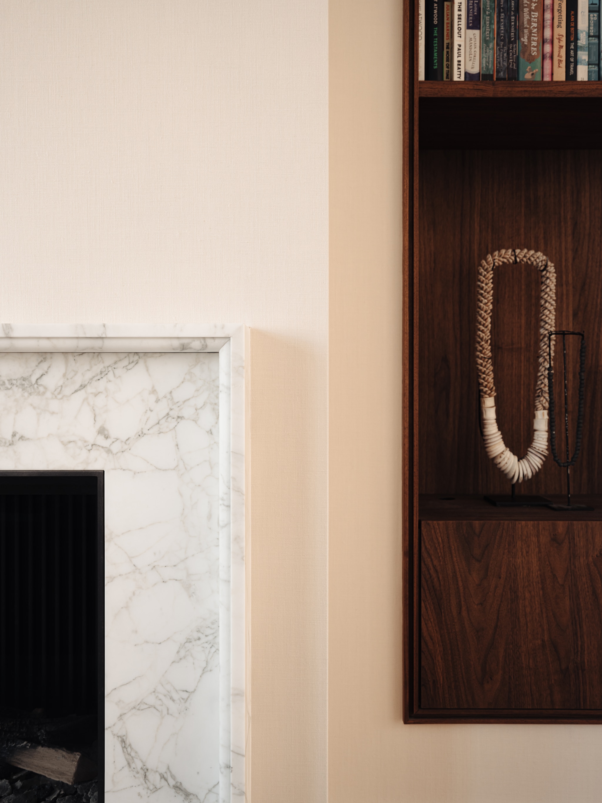 Maatwerkkast Kluster Interieurbouw. Behang Greenland. Natuursteen voor de haardombouw House of Stone. Spots Wever & Ducré. vtwonen 06-2025 | styling Anniek de Pont en Sebastiaan van Maanen | fotografie Mart Goossens