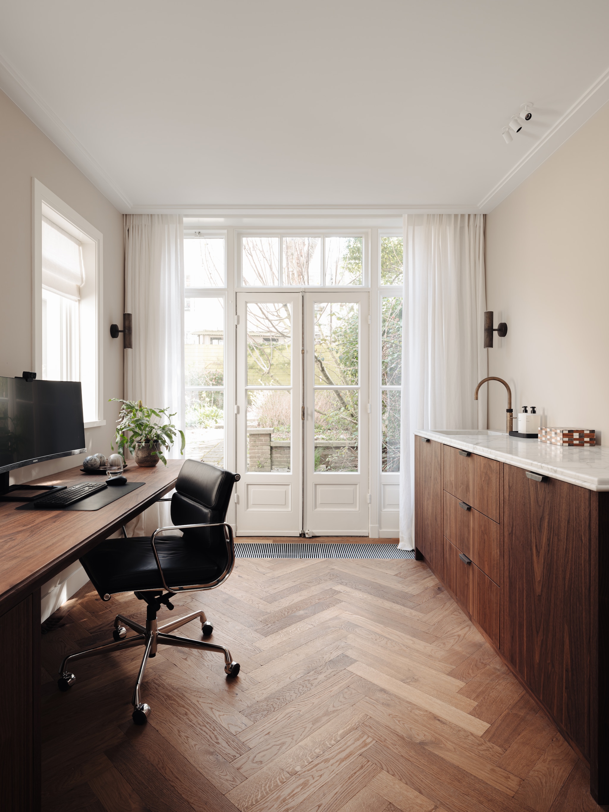 Muurverf Mortar van Little Greene. Wandlampen Il Fanale.  Bureau en pantry maatwerk van Kluster Interieurbouw. Eames-bureaustoel Vitra. Gordijnstof Casamance. vtwonen 06-2025 | fotografie Mart Goossens