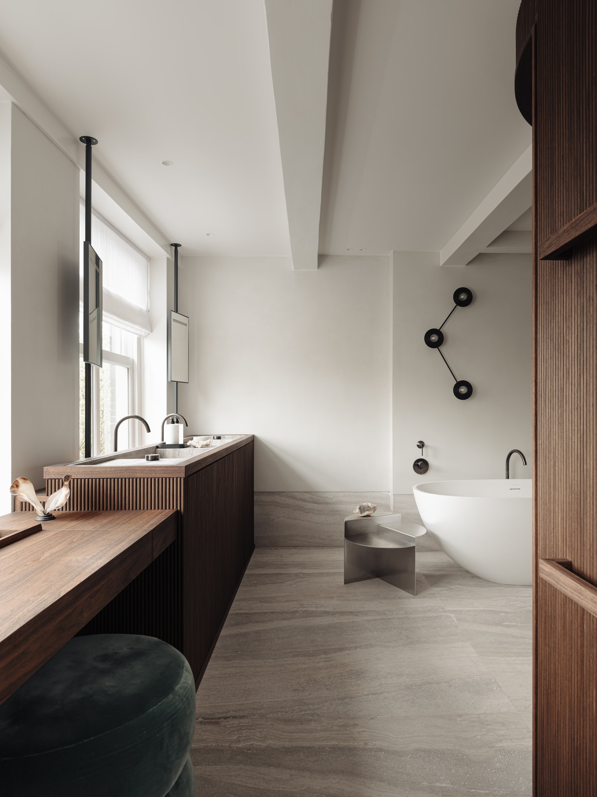 In de ouderbadkamer zijn bad, douche en wc stijlvol van elkaar gescheiden door wanden van Wonderwalls and Floors. vtwonen 06-2025 | fotografie Mart Goossens