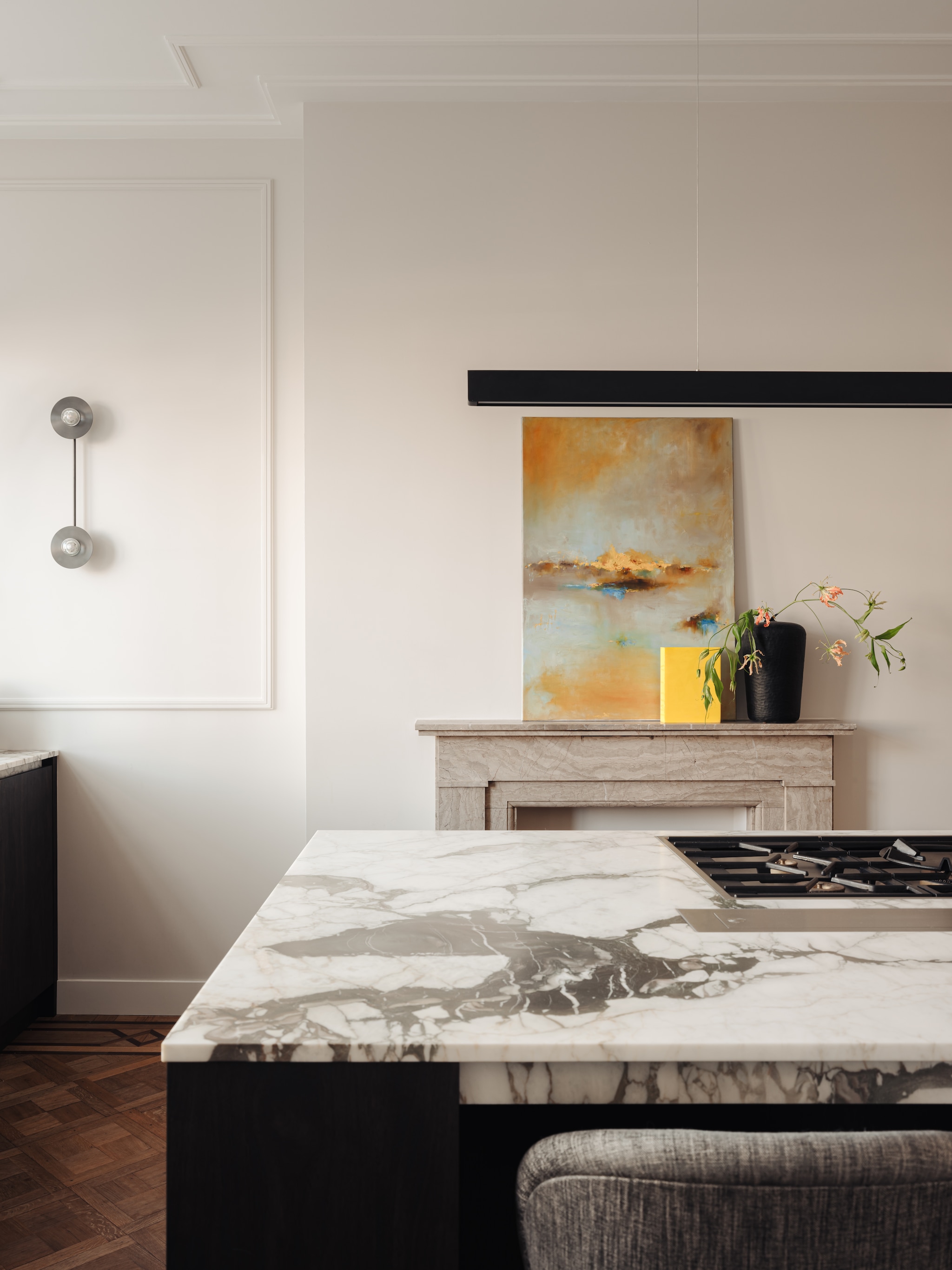 Het oorspronkelijke intarsia-parket in de keuken kon blijven. Maatwerk keuken Kluster Interieurbouw. Natuursteen House of Stone. Barkrukken Freifrau Manufaktur. Hanglamp Anour. Spots Wever & Ducré. Gordijnen Designs of the Time. Muurverf Elephant’s Breath van Farrow & Ball. Lijstwerk Het Schippertje. vtwonen 06-2025 | styling Anniek de Pont en Sebastiaan van Maanen | fotografie Mart Goossens